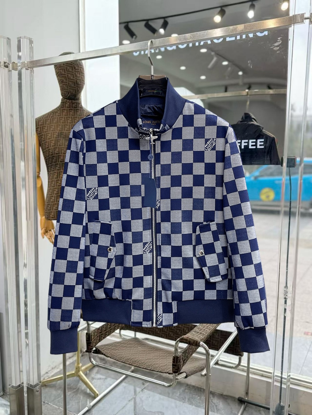 NO:649805,LV 2025 autumn new jacket, the new product on the show is in perfect condition, comfortable and warm, complete with three labels, full and attractive color, very outstanding design, easily upgrades the fashion sense, extremely sophisticated workmanship, neat and meticulous wiring!  A masterpiece from a famous designer!  The upper body does not look bloated and is super handsome!  Available sizes M ~ XXXL,,louis vuitton,jackets & coats,jackets & coats,alexander wang19860909Lv 2025秋季新款夹克外套,秀场新品品相非常完美,舒适保暖,三标齐全色泽饱满诱人,非常出彩的设计,轻松将时髦感进阶,做工极为考究严谨,走线工整细致！大牌设计师巨作！上身不显臃肿、超级帅气！现货码数M ～ XXXL,,louis vuitton,jackets & coats,jackets & coats,alexander wang,Men's clothing