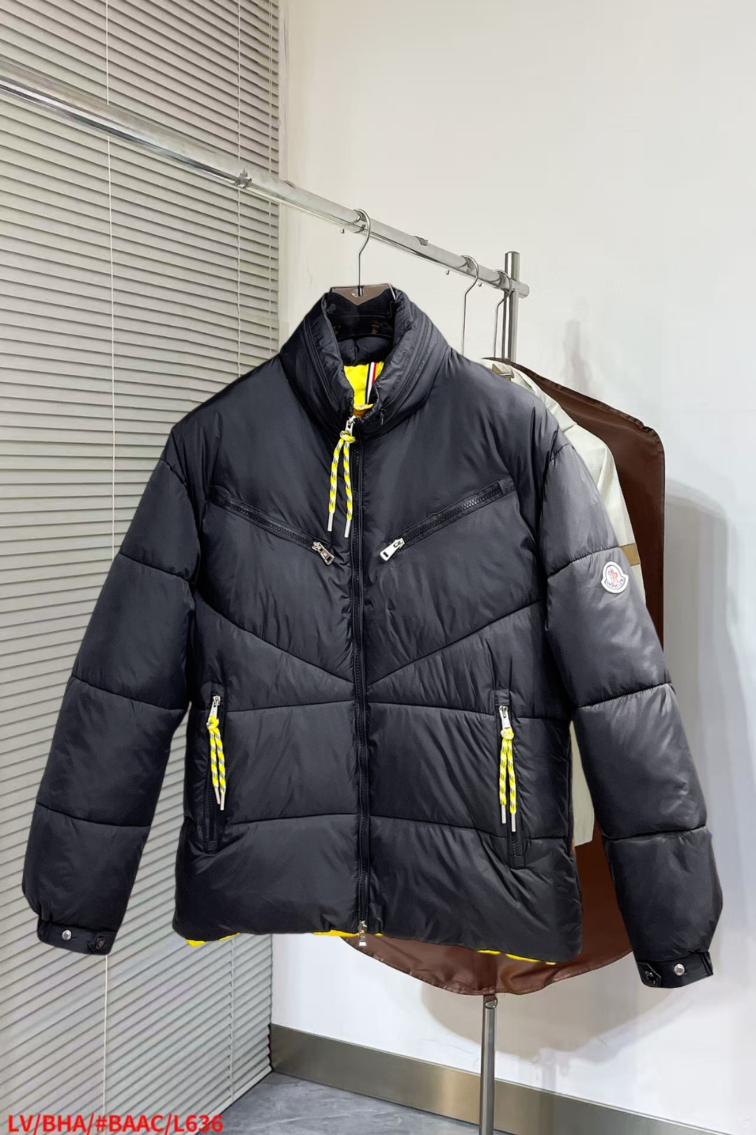 NO:652353,Mengkou, complete with three standards, ss new winter down jacket, the new product on the show is in perfect condition, comfortable and warm, the color is full and attractive, the very outstanding design can easily enhance the fashion sense, the workmanship is extremely sophisticated and rigorous, and the wiring is neat and meticulous!  A masterpiece from a famous designer!  The upper body does not look bloated and is super handsome!  Available sizes M ~ XXXL,,Moncler,jackets & coats,down jacket,alexander wang19860909蒙口 三标齐全 ss冬季新款羽绒棉服外套,秀场新品品相非常完美,舒适保暖,色泽饱满诱人,非常出彩的设计,轻松将时髦感进阶,做工极为考究严谨,走线工整细致！大牌设计师巨作！上身不显臃肿、超级帅气！现货码数M ～ XXXL,,Moncler,jackets & coats,down jacket,alexander wang,Men's clothing