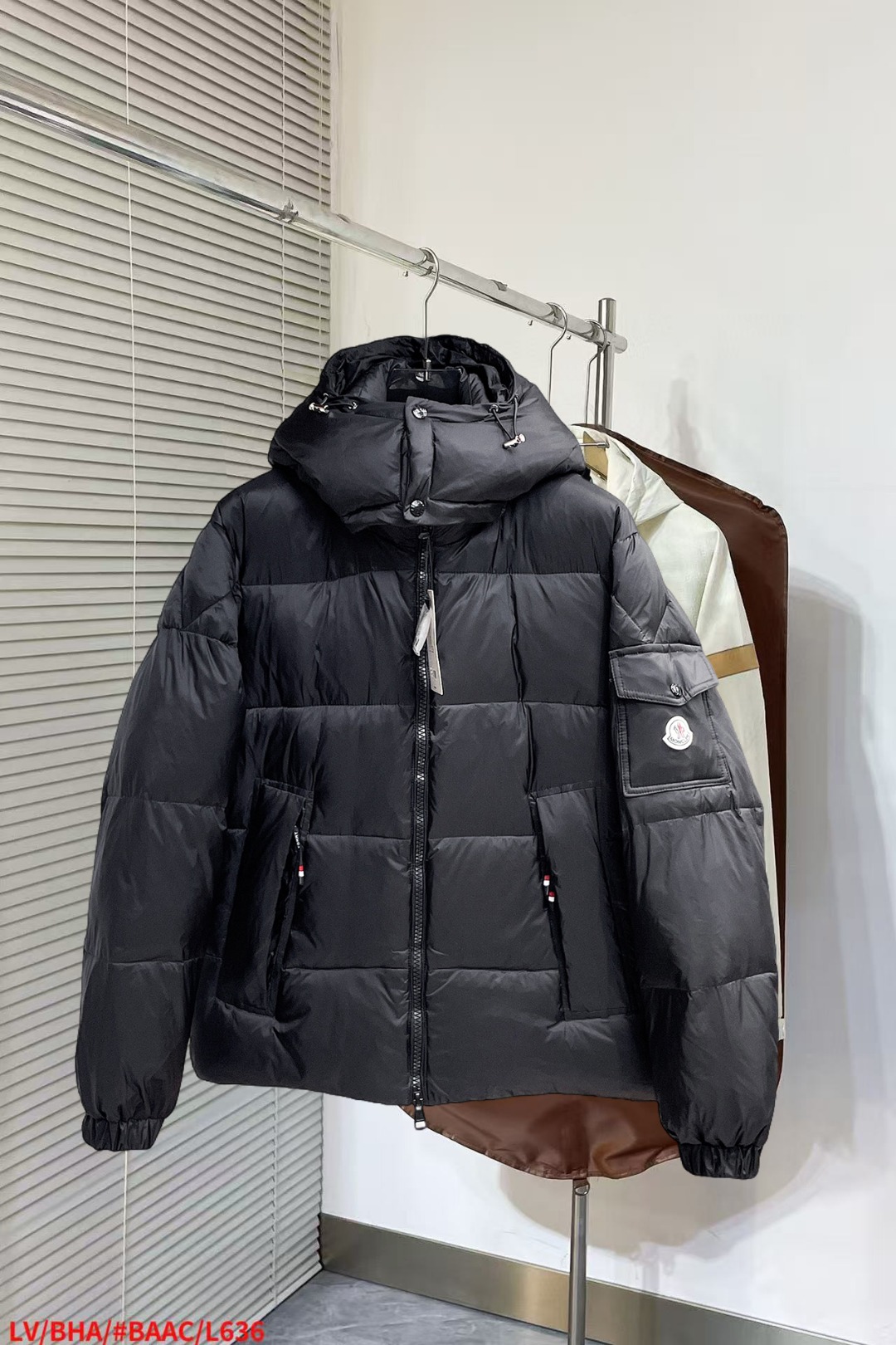 NO:652360,Mengkou's new autumn and winter down jacket. This is known as the most expensive down jacket in the world, all 90 down. It has a classic logo combination, and it is full of visual impact at first sight. It has better thermal insulation performance, is light and not heavy, and has good loft recovery after compression, and it can gather heat and lock in temperature!  Personalized color matching design, fresh and energetic!  There are too many versions circulating in the market. In addition to the different fabrics and workmanship, the biggest difference is that the filling is not goose down at all but feather silk or velvet, etc., and it is not easy to distinguish for those who don’t understand. In addition, the fabrics and workmanship are definitely not of the same level. In short, look for us and you will never go astray. All the exclusive full colors are purchased from genuine development. If you understand the quality of our down jackets, you can safely recommend it with your eyes closed. The three standards are complete!  Uniform series for men and women!  Size M-3XL. Maximum wear is 195 pounds.,,Moncler,down jacket,alexander wang19860909蒙口 秋冬新款羽绒服.这款号称羽绒服届最贵的,全部90绒的.带着经典的Logo组合搭配,第一眼看到就是满满的视觉冲击,保暖性能更出色,轻便不厚重,且压缩后的蓬松度恢复性好,聚热锁温！个性的拼色设计,清新有活力！市面流通的版本实在太多了,除了面料做工不同外,最大的区别就是填充物根本不是鹅绒而是羽丝或手感绒等等,而不懂的根本不容易区分.另外面料和做工也绝对不是一个级别,总之认准我们,让你绝对不跑偏,独家全色全部购入正版开发,懂我们家羽绒服质量的,完全可以放心闭眼推.三标齐全！男女同款系列！码数M-3XL.最大穿到195斤.,,Moncler,down jacket,alexander wang,Men's clothing