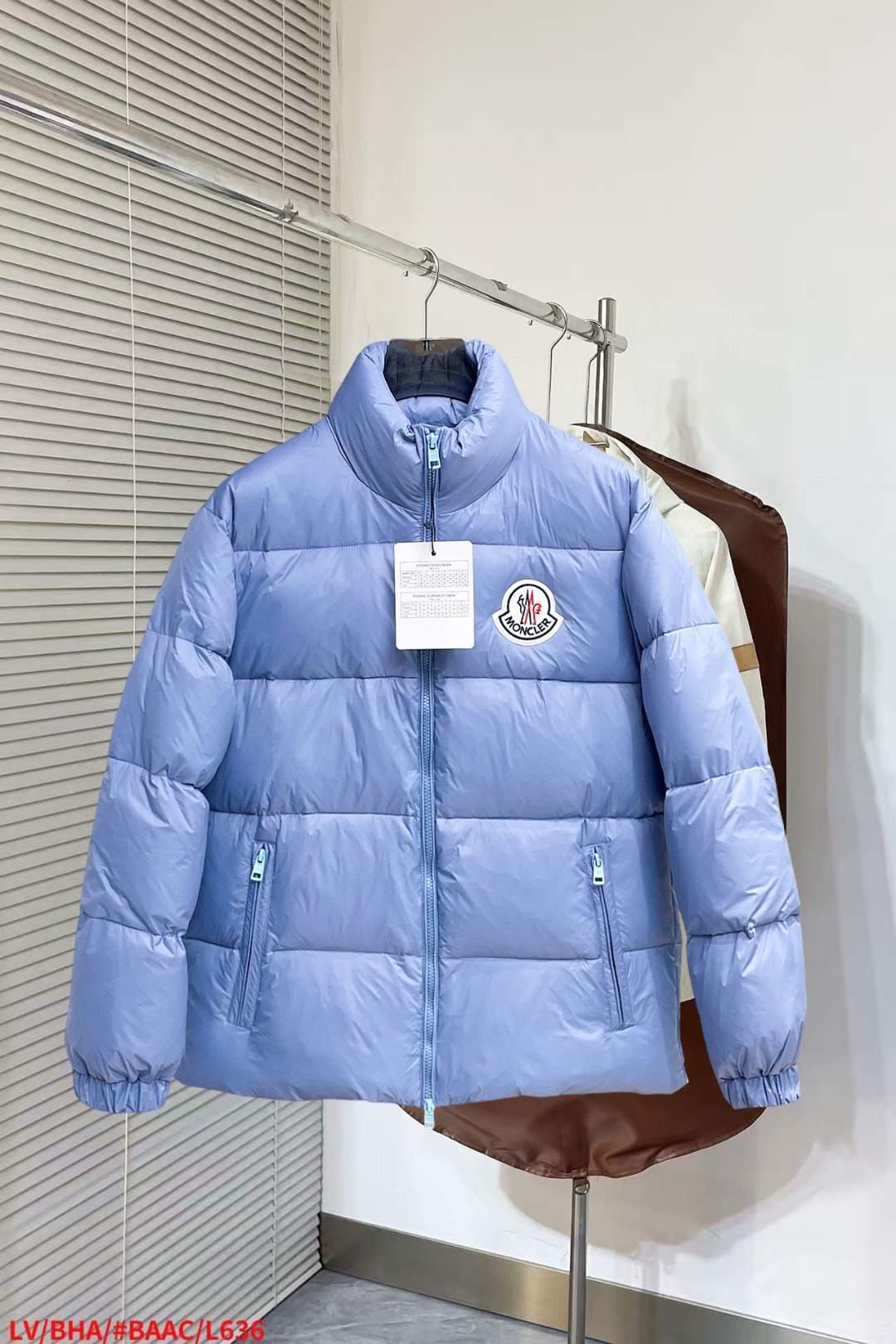 NO:652332,Mengkou's new autumn and winter down jacket. This is known as the most expensive down jacket in the world, all 90 down. It has a classic logo combination, and it is full of visual impact at first sight. It has better thermal insulation performance, is light and not heavy, and has good loft recovery after compression, and it can gather heat and lock in temperature!  Personalized color matching design, fresh and energetic!  There are too many versions circulating in the market. In addition to the different fabrics and workmanship, the biggest difference is that the filling is not goose down at all but feather silk or velvet, etc., and it is not easy to distinguish for those who don’t understand. In addition, the fabrics and workmanship are definitely not of the same level. In short, look for us and you will never go astray. All the exclusive full colors are purchased from genuine development. If you understand the quality of our down jackets, you can safely recommend it with your eyes closed. The three standards are complete!  Uniform series for men and women!  Size M-3XL. Maximum wear is 195 pounds.,,Moncler,down jacket,alexander wang19860909蒙口 秋冬新款羽绒服.这款号称羽绒服届最贵的,全部90绒的.带着经典的Logo组合搭配,第一眼看到就是满满的视觉冲击,保暖性能更出色,轻便不厚重,且压缩后的蓬松度恢复性好,聚热锁温！个性的拼色设计,清新有活力！市面流通的版本实在太多了,除了面料做工不同外,最大的区别就是填充物根本不是鹅绒而是羽丝或手感绒等等,而不懂的根本不容易区分.另外面料和做工也绝对不是一个级别,总之认准我们,让你绝对不跑偏,独家全色全部购入正版开发,懂我们家羽绒服质量的,完全可以放心闭眼推.三标齐全！男女同款系列！码数M-3XL.最大穿到195斤.,,Moncler,down jacket,alexander wang,Men's clothing