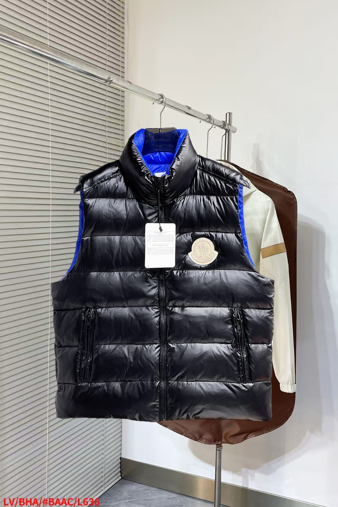 NO:652312,Mouth-covered FW down vest, a must-have item for fashionistas!  Advanced customization: The highest standard 90 white goose down, the ingredients are tested, and the first-class thermal performance. Double-layer gallbladder cloth inside to ensure that the goose down will not drill out. Customized high-density waterproof nylon fabric. High-end texture and durability. The quality can reach the purchase level. Super versatile, the upper body effect is great!  Size M~3XL,,Moncler,down jacket,alexander wang19860909蒙口FW羽绒马甲 潮人必备单品！高级定制 最高标准90白鹅绒,成分支持检测,一流保暖性能.内里双层胆布,以保证鹅绒不会钻出,定制高密度防水尼龙面料.高端质感及耐用性.品质可达代购级别. 超级百搭,上身效果超赞！ 尺码M~3XL,,Moncler,down jacket,alexander wang,Men's clothing