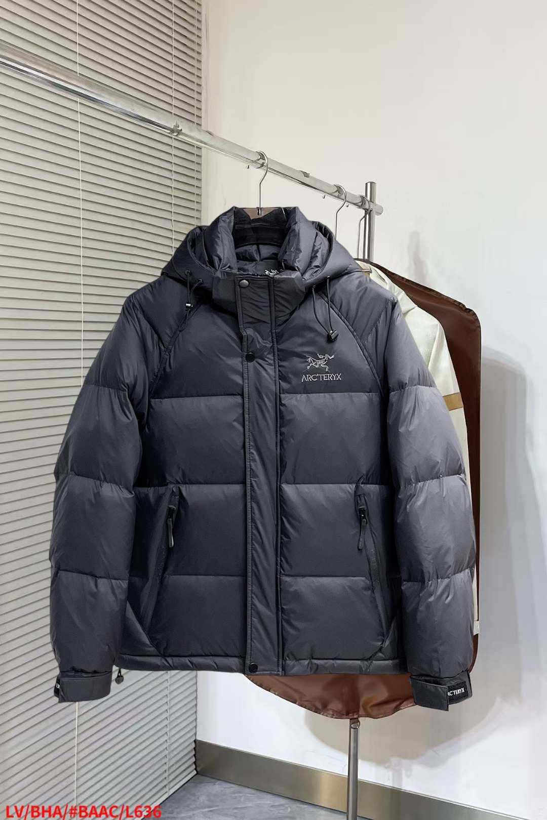 NO:652339,Arc'teryx's new autumn and winter down jacket. This is known as the most expensive down jacket in the world, all 90 down. With a classic logo combination, it is full of visual impact at first sight. It has better thermal insulation performance, is light and not heavy, and has good loft recovery after compression, and it can gather heat and lock in temperature!  Personalized color matching design, fresh and energetic!  There are too many versions circulating in the market. In addition to the different fabrics and workmanship, the biggest difference is that the filling is not goose down at all but feather silk or velvet, etc., and it is not easy to distinguish for those who don’t understand. In addition, the fabrics and workmanship are definitely not of the same level. In short, look for us and you will never go astray. All the exclusive full colors are purchased from genuine development. If you understand the quality of our down jackets, you can safely recommend it with your eyes closed. The three standards are complete!  Uniform series for men and women!  Size M-3XL. Maximum wear is 195 pounds.,arc'teryx,down jacket,alexander wang19860909始祖鸟 秋冬新款羽绒服.这款号称羽绒服届最贵的,全部90绒的.带着经典的Logo组合搭配,第一眼看到就是满满的视觉冲击,保暖性能更出色,轻便不厚重,且压缩后的蓬松度恢复性好,聚热锁温！个性的拼色设计,清新有活力！市面流通的版本实在太多了,除了面料做工不同外,最大的区别就是填充物根本不是鹅绒而是羽丝或手感绒等等,而不懂的根本不容易区分.另外面料和做工也绝对不是一个级别,总之认准我们,让你绝对不跑偏,独家全色全部购入正版开发,懂我们家羽绒服质量的,完全可以放心闭眼推.三标齐全！男女同款系列！码数M-3XL.最大穿到195斤.,arc'teryx,down jacket,alexander wang,Men's clothing