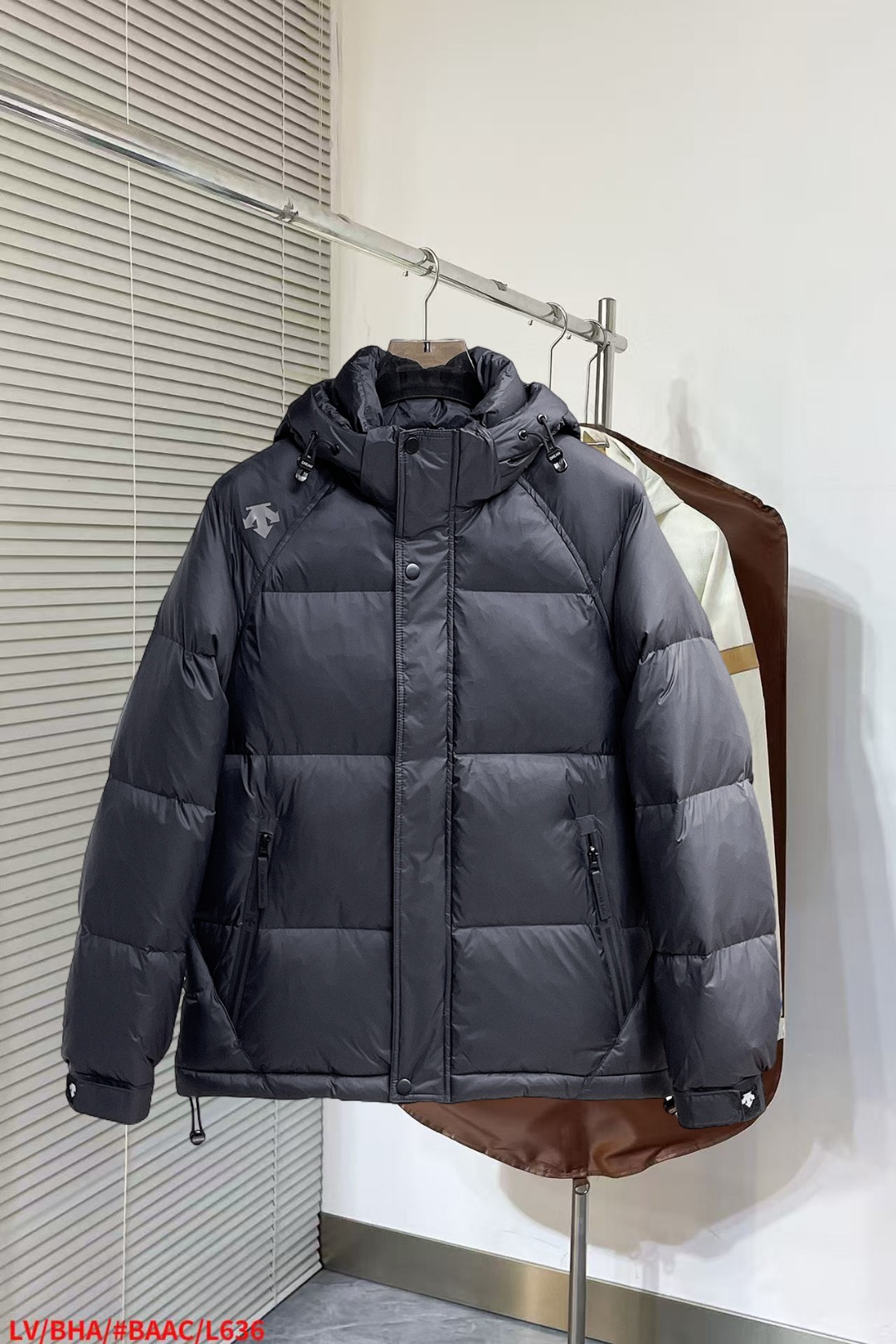 NO:652346,Descente's new autumn and winter down jacket. This is known as the most expensive down jacket in the world, all 90 down. With a classic logo combination, it is full of visual impact at first sight. It has better thermal insulation performance, is light and not heavy, and has good loft recovery after compression, and it can gather heat and lock in temperature!  Personalized color matching design, fresh and energetic!  There are too many versions circulating in the market. In addition to the different fabrics and workmanship, the biggest difference is that the filling is not goose down at all but feather silk or velvet, etc., and it is not easy to distinguish for those who don’t understand. In addition, the fabrics and workmanship are definitely not of the same level. In short, look for us and you will never go astray. All the exclusive full colors are purchased from genuine development. If you understand the quality of our down jackets, you can safely recommend it with your eyes closed. The three standards are complete!  Uniform series for men and women!  Size M-3XL. Maximum wear is 195 pounds.,,down jacket,alexander wang19860909迪桑特 秋冬新款羽绒服.这款号称羽绒服届最贵的,全部90绒的.带着经典的Logo组合搭配,第一眼看到就是满满的视觉冲击,保暖性能更出色,轻便不厚重,且压缩后的蓬松度恢复性好,聚热锁温！个性的拼色设计,清新有活力！市面流通的版本实在太多了,除了面料做工不同外,最大的区别就是填充物根本不是鹅绒而是羽丝或手感绒等等,而不懂的根本不容易区分.另外面料和做工也绝对不是一个级别,总之认准我们,让你绝对不跑偏,独家全色全部购入正版开发,懂我们家羽绒服质量的,完全可以放心闭眼推.三标齐全！男女同款系列！码数M-3XL.最大穿到195斤.,,down jacket,alexander wang,Men's clothing