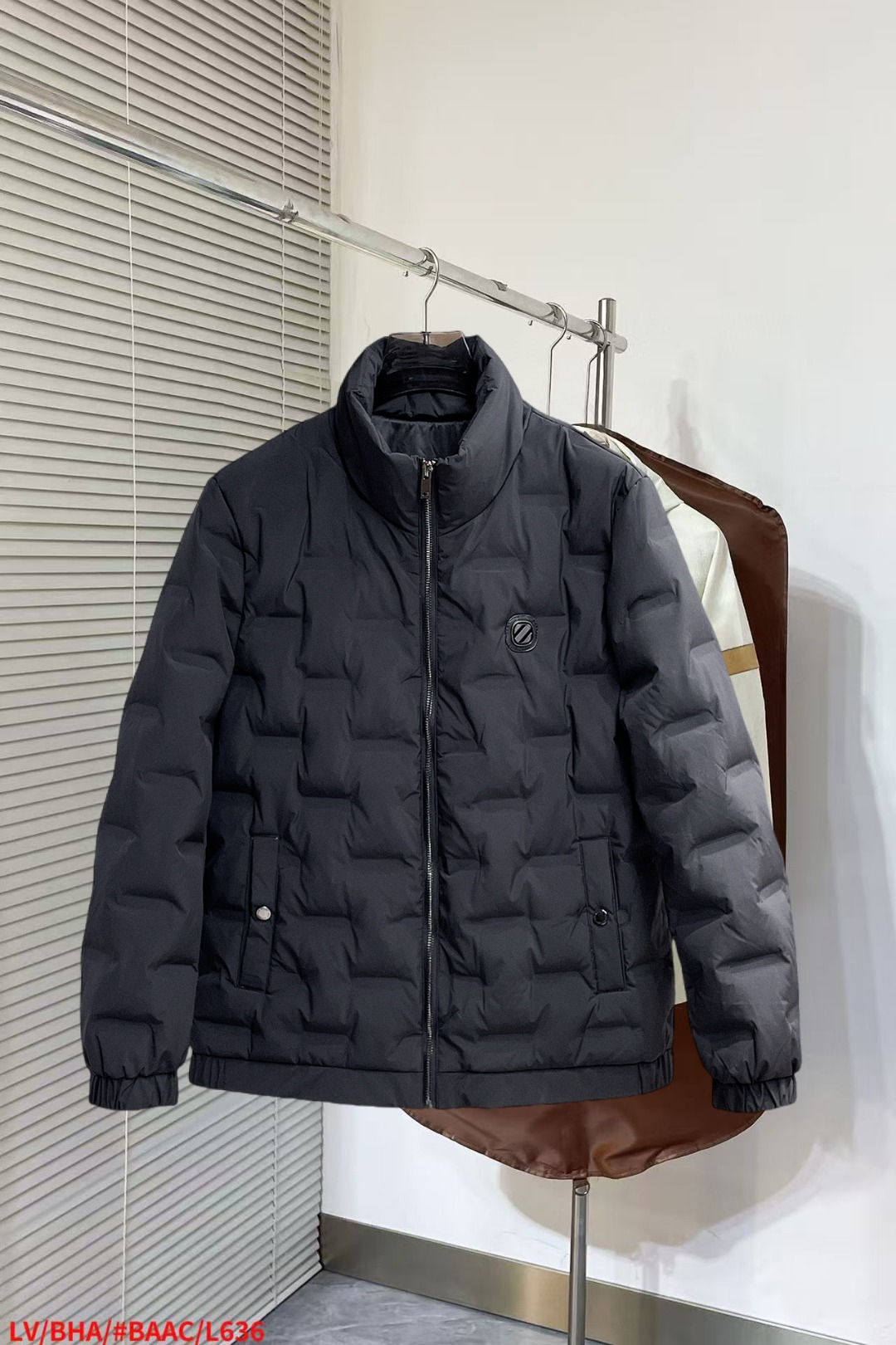 NO:652367,Ermenegildo Zegna's new autumn and winter down jacket. This is known as the most expensive down jacket in the world, all 90 down. With a classic logo combination, it is full of visual impact at first sight. It has better thermal insulation performance, is light and not heavy, and has good loft recovery after compression, and it can gather heat and lock in temperature!  Personalized color matching design, fresh and energetic!  There are too many versions circulating in the market. In addition to the different fabrics and workmanship, the biggest difference is that the filling is not goose down at all but feather silk or velvet, etc., and it is not easy to distinguish for those who don’t understand. In addition, the fabrics and workmanship are definitely not of the same level. In short, look for us and you will never go astray. All the exclusive full colors are purchased from genuine development. If you understand the quality of our down jackets, you can safely recommend it with your eyes closed. The three standards are complete!  Uniform series for men and women!  Size M-3XL. Maximum wear is 195 pounds.,,zegna,down jacket,alexander wang19860909杰尼亚 秋冬新款羽绒服.这款号称羽绒服届最贵的,全部90绒的.带着经典的Logo组合搭配,第一眼看到就是满满的视觉冲击,保暖性能更出色,轻便不厚重,且压缩后的蓬松度恢复性好,聚热锁温！个性的拼色设计,清新有活力！市面流通的版本实在太多了,除了面料做工不同外,最大的区别就是填充物根本不是鹅绒而是羽丝或手感绒等等,而不懂的根本不容易区分.另外面料和做工也绝对不是一个级别,总之认准我们,让你绝对不跑偏,独家全色全部购入正版开发,懂我们家羽绒服质量的,完全可以放心闭眼推.三标齐全！男女同款系列！码数M-3XL.最大穿到195斤.,,zegna,down jacket,alexander wang,Men's clothing