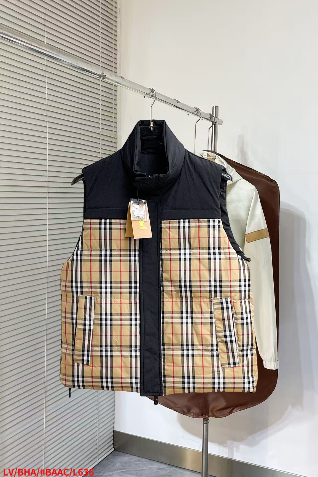 NO:652317,Burberry FW down vest is a must-have item for fashionistas!  Advanced customization: The highest standard 90 white goose down, the ingredients are tested, and the first-class thermal performance. Double-layer gallbladder cloth inside to ensure that the goose down will not drill out. Customized high-density waterproof nylon fabric. High-end texture and durability. The quality can reach the purchase level. Super versatile, the upper body effect is great!  Size M~3XL,,burberry,down jacket,alexander wang19860909巴宝莉 FW羽绒马甲 潮人必备单品！高级定制 最高标准90白鹅绒,成分支持检测,一流保暖性能.内里双层胆布,以保证鹅绒不会钻出,定制高密度防水尼龙面料.高端质感及耐用性.品质可达代购级别. 超级百搭,上身效果超赞！ 尺码M~3XL,,burberry,down jacket,alexander wang,Men's clothing