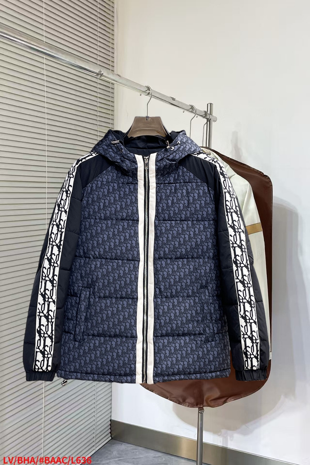 NO:652326,Dior's new ss winter down jacket with all three standards, the new product on the show is in perfect condition, comfortable and warm, the color is full and attractive, the design is very outstanding, it can easily enhance the fashion sense, the workmanship is extremely sophisticated and rigorous, and the wiring is neat and meticulous!  A masterpiece from a famous designer!  The upper body does not look bloated and is super handsome!  Available sizes M ~ XXXL,,dior,jackets & coats,down jacket,alexander wang19860909迪奥 三标齐全 ss冬季新款羽绒棉服外套,秀场新品品相非常完美,舒适保暖,色泽饱满诱人,非常出彩的设计,轻松将时髦感进阶,做工极为考究严谨,走线工整细致！大牌设计师巨作！上身不显臃肿、超级帅气！现货码数M ～ XXXL,,dior,jackets & coats,down jacket,alexander wang,Men's clothing