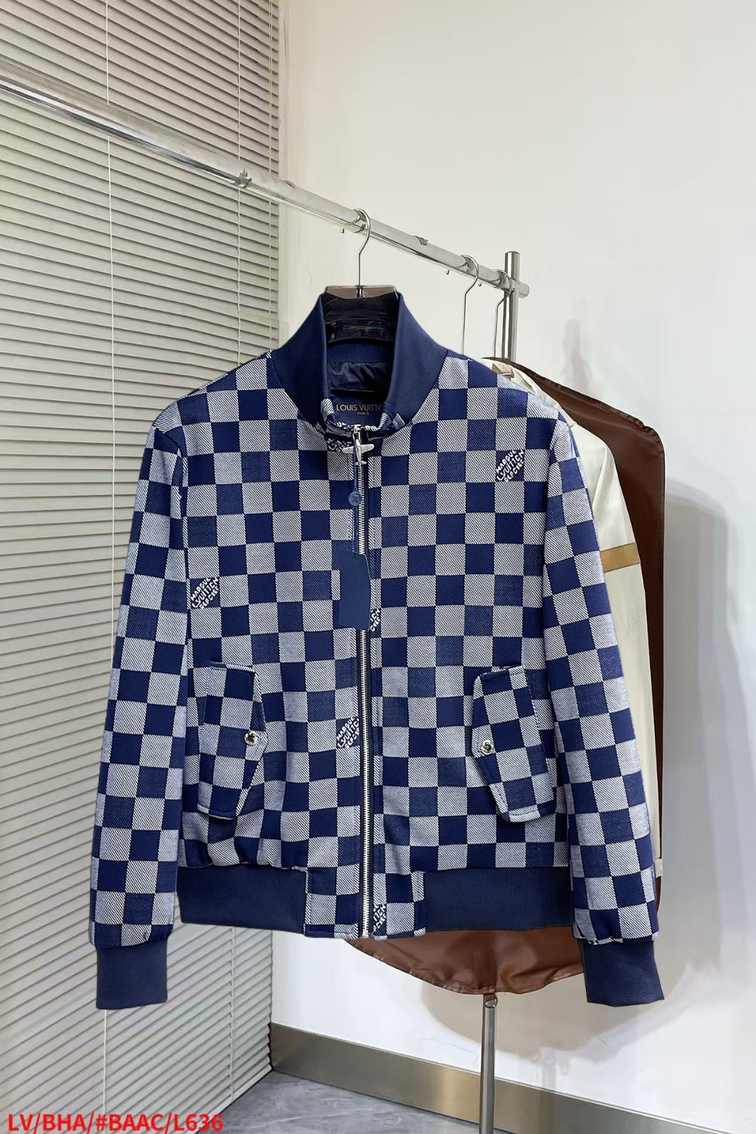 NO:652321,LV new autumn men's jacket, original three-label complete high-end version!  Custom-made fabrics at the counter are highly breathable and comfortable, with impeccable details, brand element design concepts, and professional purchase-level reflection of high quality. It feels delicate and soft!  It presents a casual cut and the upper body shape is awesome!  Size M～XXXL,,louis vuitton,jackets & coats,jackets & coats,alexander wang19860909Lv 秋季新款男士夹克外套,原单三标齐全高端版本！专柜定制面料 透气舒适度高,细节无可挑剔,品牌元素设计理念,专业代购级体现高品质.手感细腻柔软！呈现休闲裁剪,上身版型超赞！码数M～XXXL,,louis vuitton,jackets & coats,jackets & coats,alexander wang,Men's clothing