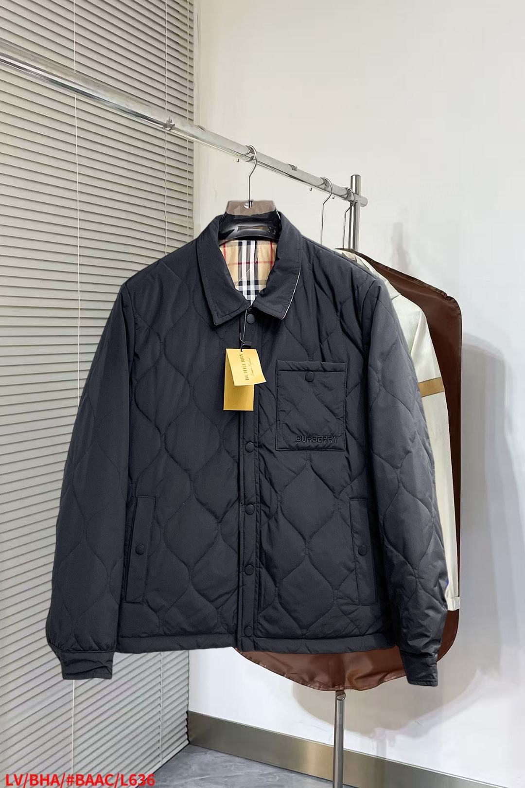 NO:652374,Burberry's three-standard complete ss new winter down jacket, the new product on the show is in perfect condition, comfortable and warm, the color is full and attractive, the very outstanding design can easily enhance the fashion sense, the workmanship is extremely sophisticated and rigorous, and the wiring is neat and meticulous!  A masterpiece from a famous designer!  The upper body does not look bloated and is super handsome!  Available sizes M ~ XXXL,,burberry,jackets & coats,down jacket,alexander wang19860909巴宝莉 三标齐全 ss冬季新款羽绒棉服外套,秀场新品品相非常完美,舒适保暖,色泽饱满诱人,非常出彩的设计,轻松将时髦感进阶,做工极为考究严谨,走线工整细致！大牌设计师巨作！上身不显臃肿、超级帅气！现货码数M ～ XXXL,,burberry,jackets & coats,down jacket,alexander wang,Men's clothing