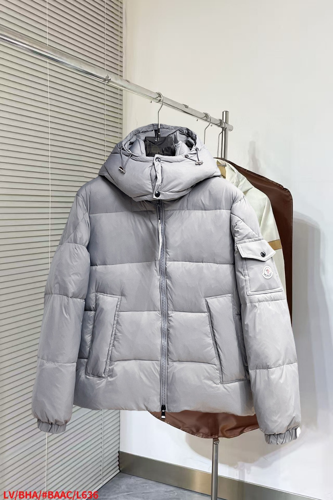 NO:652382,Mengkou's new autumn and winter down jacket. This is known as the most expensive down jacket in the world, all 90 down. It has a classic logo combination, and it is full of visual impact at first sight. It has better thermal insulation performance, is light and not heavy, and has good loft recovery after compression, and it can gather heat and lock in temperature!  Personalized color matching design, fresh and energetic!  There are too many versions circulating in the market. In addition to the different fabrics and workmanship, the biggest difference is that the filling is not goose down at all but feather silk or velvet, etc., and it is not easy to distinguish for those who don’t understand. In addition, the fabrics and workmanship are definitely not of the same level. In short, look for us and you will never go astray. All the exclusive full colors are purchased from genuine development. If you understand the quality of our down jackets, you can safely recommend it with your eyes closed. The three standards are complete!  Uniform series for men and women!  Size M-3XL. Maximum wear is 195 pounds.,,Moncler,down jacket,alexander wang19860909蒙口 秋冬新款羽绒服.这款号称羽绒服届最贵的,全部90绒的.带着经典的Logo组合搭配,第一眼看到就是满满的视觉冲击,保暖性能更出色,轻便不厚重,且压缩后的蓬松度恢复性好,聚热锁温！个性的拼色设计,清新有活力！市面流通的版本实在太多了,除了面料做工不同外,最大的区别就是填充物根本不是鹅绒而是羽丝或手感绒等等,而不懂的根本不容易区分.另外面料和做工也绝对不是一个级别,总之认准我们,让你绝对不跑偏,独家全色全部购入正版开发,懂我们家羽绒服质量的,完全可以放心闭眼推.三标齐全！男女同款系列！码数M-3XL.最大穿到195斤.,,Moncler,down jacket,alexander wang,Men's clothing