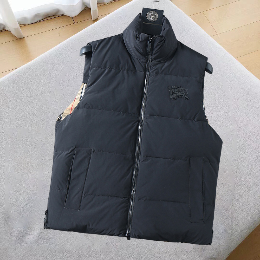 NO:685290,Burberry 2025FW down vest, a must-have item for fashionistas!  Advanced customization: The highest standard 90 white goose down, the ingredients are tested, and the first-class thermal performance. Double-layer gallbladder cloth inside to ensure that the goose down will not drill out. Customized high-density waterproof nylon fabric. High-end texture and durability. The quality can reach the purchase level. Super versatile, the upper body effect is great!  Size M~3XL,,burberry,down jacket,19860909巴宝莉 2025FW羽绒马甲 潮人必备单品！高级定制 最高标准90白鹅绒,成分支持检测,一流保暖性能.内里双层胆布,以保证鹅绒不会钻出,定制高密度防水尼龙面料.高端质感及耐用性.品质可达代购级别. 超级百搭,上身效果超赞！ 尺码M~3XL,,burberry,down jacket,,Men's clothing