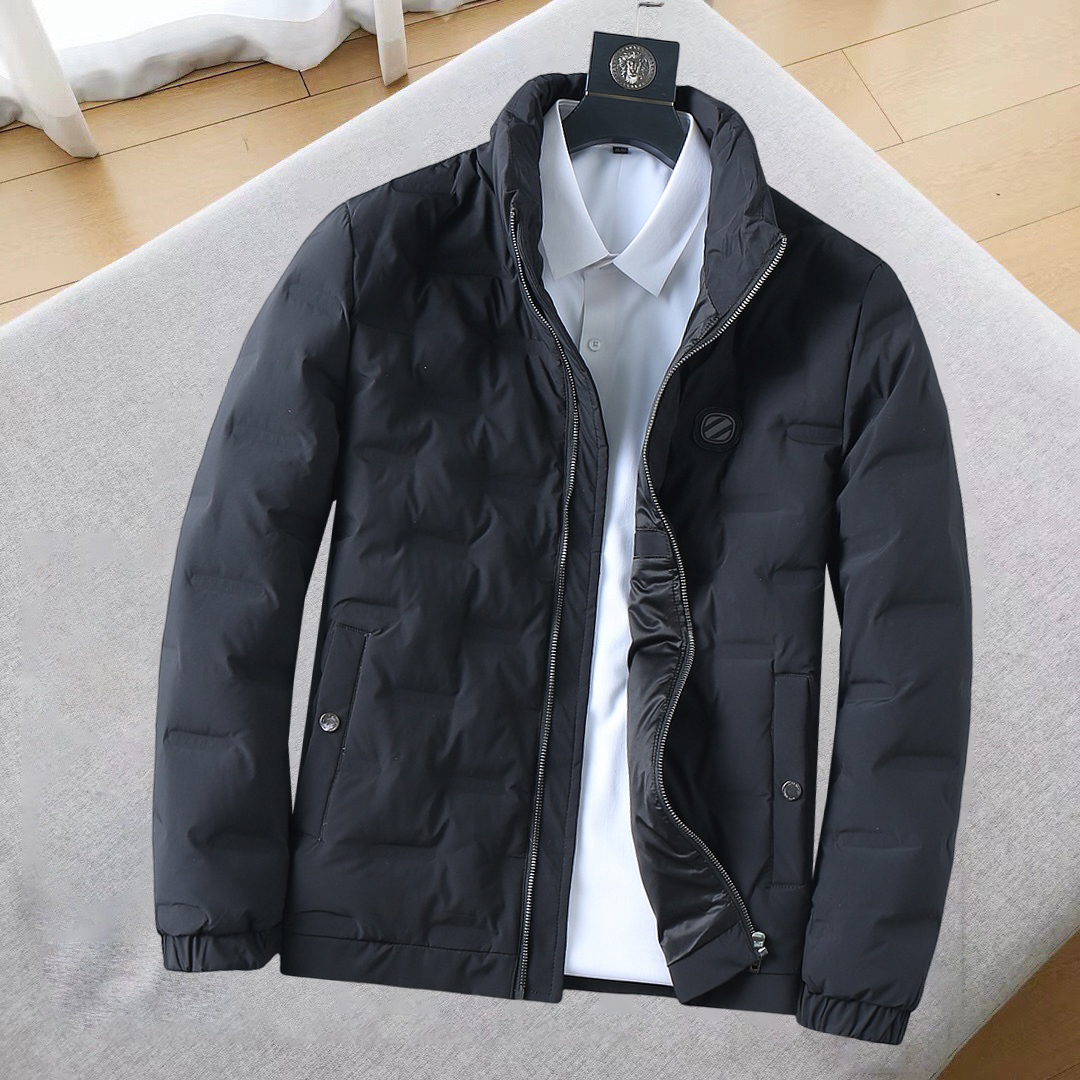 NO:685302,Ermenegildo Zegna's new 2025 autumn and winter down jacket. This is known as the most expensive down jacket in the world, with 90 down in total. With a classic logo combination, it is full of visual impact at first sight. It has better thermal insulation performance, is light and not heavy, and has good loft recovery after compression, and it can gather heat and lock in temperature!  Personalized color matching design, fresh and energetic!  There are too many versions circulating in the market. In addition to the different fabrics and workmanship, the biggest difference is that the filling is not goose down at all but feather silk or velvet, etc., and it is not easy to distinguish for those who don’t understand. In addition, the fabrics and workmanship are definitely not of the same level. In short, look for us and you will never go astray. All the exclusive full colors are purchased from genuine development. If you understand the quality of our down jackets, you can safely recommend it with your eyes closed. The three standards are complete!  Uniform series for men and women!  Size M-3XL. Maximum wear capacity is 195 pounds.,,zegna,down jacket,19860909杰尼亚 2025秋冬新款羽绒服.这款号称羽绒服届最贵的,全部90绒的.带着经典的Logo组合搭配,第一眼看到就是满满的视觉冲击,保暖性能更出色,轻便不厚重,且压缩后的蓬松度恢复性好,聚热锁温！个性的拼色设计,清新有活力！市面流通的版本实在太多了,除了面料做工不同外,最大的区别就是填充物根本不是鹅绒而是羽丝或手感绒等等,而不懂的根本不容易区分.另外面料和做工也绝对不是一个级别,总之认准我们,让你绝对不跑偏,独家全色全部购入正版开发,懂我们家羽绒服质量的,完全可以放心闭眼推.三标齐全！男女同款系列！码数M-3XL.最大穿到195斤.,,zegna,down jacket,,Men's clothing