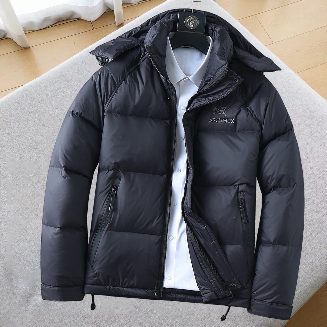 NO:685306,Arc'teryx's new 2025 autumn and winter down jacket. This is known as the most expensive down jacket in the world, all 90 down. With a classic logo combination, it is full of visual impact at first sight. It has better thermal insulation performance, is light and not heavy, and has good loft recovery after compression, and it can gather heat and lock in temperature!  Personalized color matching design, fresh and energetic!  There are too many versions circulating in the market. In addition to the different fabrics and workmanship, the biggest difference is that the filling is not goose down at all but feather silk or velvet, etc., and it is not easy to distinguish for those who don’t understand. In addition, the fabrics and workmanship are definitely not of the same level. In short, look for us and you will never go astray. All the exclusive full colors are purchased from genuine development. If you understand the quality of our down jackets, you can safely recommend it with your eyes closed. The three standards are complete!  Uniform series for men and women!  Size M-3XL. Maximum wear capacity is 195 pounds., arc'teryx, down jacket,19860909始祖鸟 2025秋冬新款羽绒服.这款号称羽绒服届最贵的,全部90绒的.带着经典的Logo组合搭配,第一眼看到就是满满的视觉冲击,保暖性能更出色,轻便不厚重,且压缩后的蓬松度恢复性好,聚热锁温！个性的拼色设计,清新有活力！市面流通的版本实在太多了,除了面料做工不同外,最大的区别就是填充物根本不是鹅绒而是羽丝或手感绒等等,而不懂的根本不容易区分.另外面料和做工也绝对不是一个级别,总之认准我们,让你绝对不跑偏,独家全色全部购入正版开发,懂我们家羽绒服质量的,完全可以放心闭眼推.三标齐全！男女同款系列！码数M-3XL.最大穿到195斤.,arc'teryx,down jacket,,Men's clothing