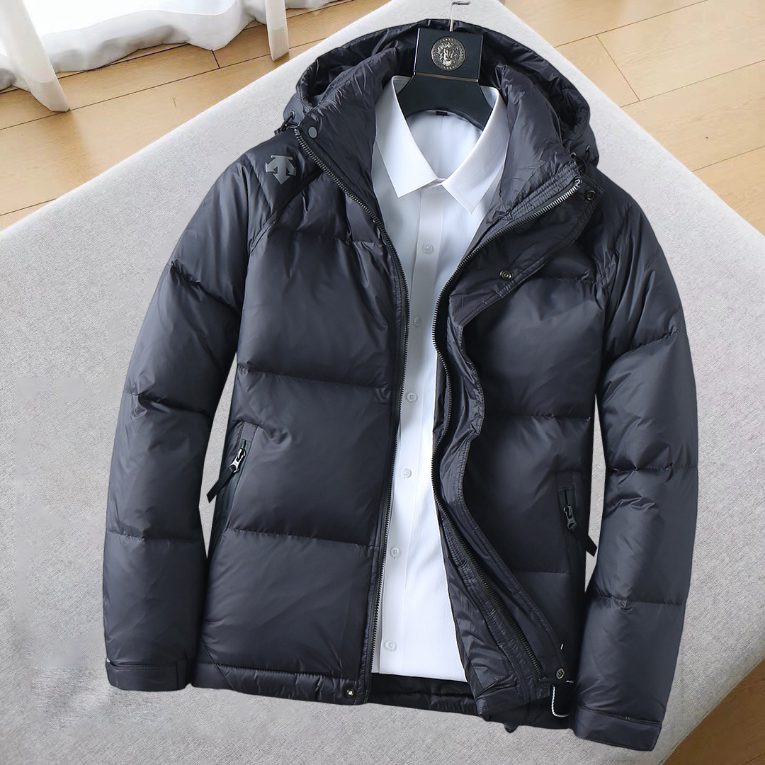 NO:685309,Descente's new 2025 autumn and winter down jacket. This is known as the most expensive down jacket in the world, all 90 down. With a classic logo combination, it is full of visual impact at first sight. It has better thermal insulation performance, is light and not heavy, and has good loft recovery after compression, and it can gather heat and lock in temperature!  Personalized color matching design, fresh and energetic!  There are too many versions circulating in the market. In addition to the different fabrics and workmanship, the biggest difference is that the filling is not goose down at all but feather silk or velvet, etc., and it is not easy to distinguish for those who don’t understand. In addition, the fabrics and workmanship are definitely not of the same level. In short, look for us and you will never go astray. All the exclusive full colors are purchased from genuine development. If you understand the quality of our down jackets, you can safely recommend it with your eyes closed. The three standards are complete!  Uniform series for men and women!  Size M-3XL. Maximum wear capacity is 195 catties.,,down jacket,19860909迪桑特 2025秋冬新款羽绒服.这款号称羽绒服届最贵的,全部90绒的.带着经典的Logo组合搭配,第一眼看到就是满满的视觉冲击,保暖性能更出色,轻便不厚重,且压缩后的蓬松度恢复性好,聚热锁温！个性的拼色设计,清新有活力！市面流通的版本实在太多了,除了面料做工不同外,最大的区别就是填充物根本不是鹅绒而是羽丝或手感绒等等,而不懂的根本不容易区分.另外面料和做工也绝对不是一个级别,总之认准我们,让你绝对不跑偏,独家全色全部购入正版开发,懂我们家羽绒服质量的,完全可以放心闭眼推.三标齐全！男女同款系列！码数M-3XL.最大穿到195斤.,,down jacket,,Men's clothing