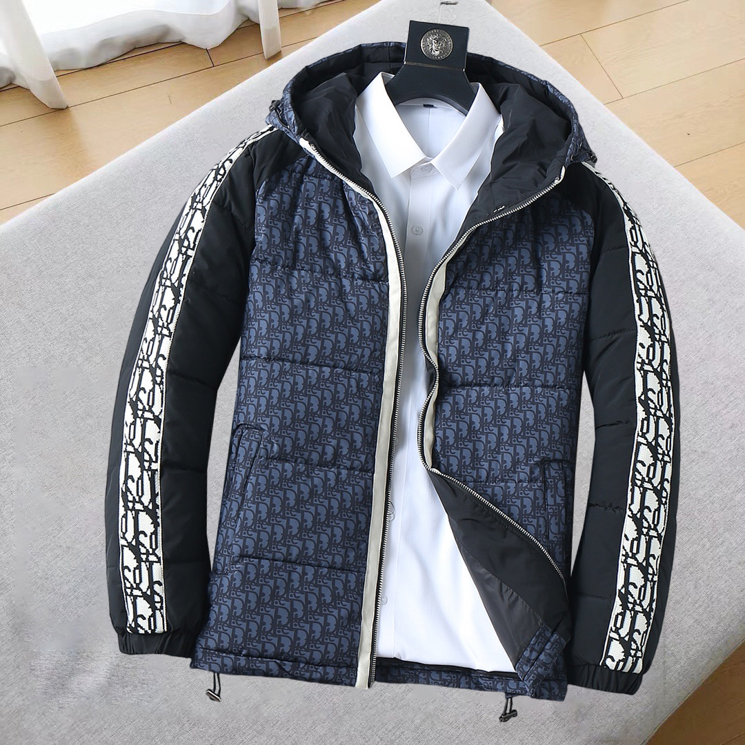 NO:685292,Dior's 2025ss new winter down jacket with complete three standards, the new product on the show is in perfect condition, comfortable and warm, the color is full and attractive, the design is very brilliant, it can easily enhance the fashion sense, the workmanship is extremely sophisticated and rigorous, and the wiring is neat and meticulous!  A masterpiece from a famous designer!  The upper body does not look bloated and is super handsome!  Available sizes M ~ XXXL,, dior, jackets & coats, down jacket,19860909迪奥 三标齐全 2025ss冬季新款羽绒棉服外套,秀场新品品相非常完美,舒适保暖,色泽饱满诱人,非常出彩的设计,轻松将时髦感进阶,做工极为考究严谨,走线工整细致！大牌设计师巨作！上身不显臃肿、超级帅气！现货码数M ～ XXXL,,dior,jackets & coats,down jacket,,Men's clothing