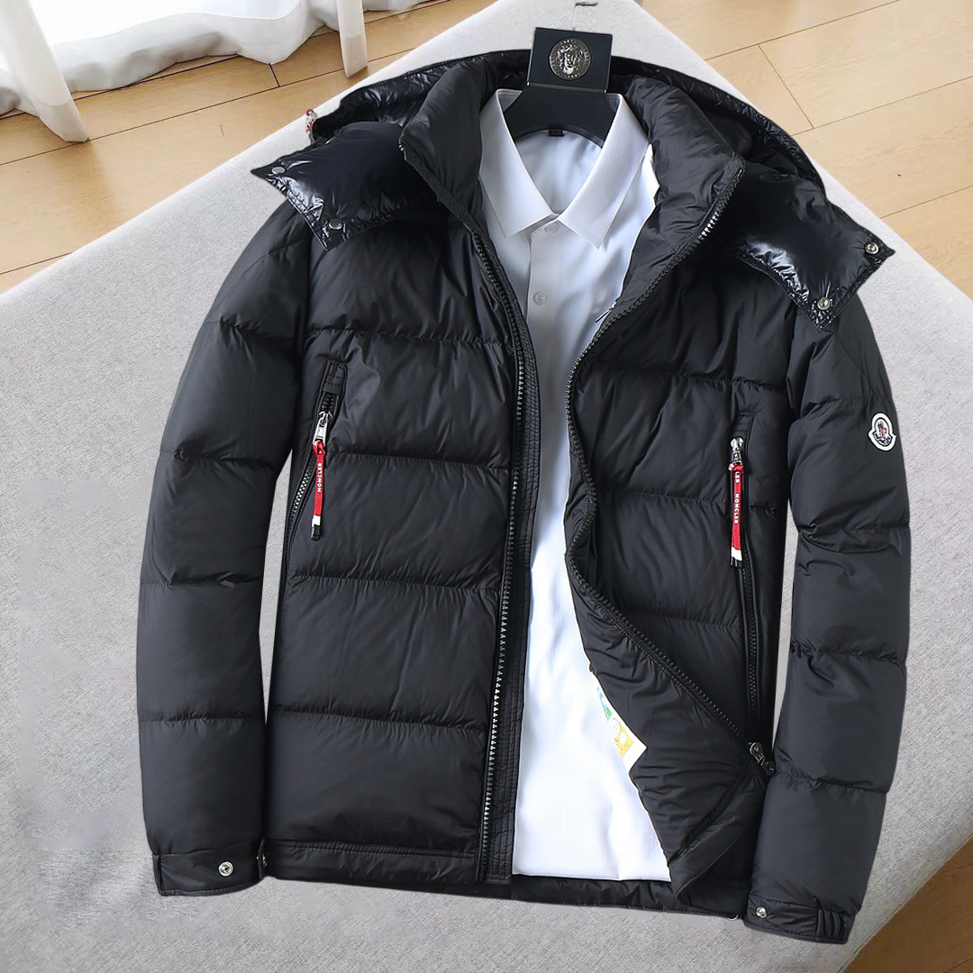 NO:685315,Mengkou's new 2025 autumn and winter down jacket. This is known as the most expensive down jacket in the world, all 90 down. With a classic logo combination, it is full of visual impact at first sight. It has better thermal insulation performance, is light and not heavy, and has good loft recovery after compression, and it can gather heat and lock in temperature!  Personalized color matching design, fresh and energetic!  There are too many versions circulating in the market. In addition to the different fabrics and workmanship, the biggest difference is that the filling is not goose down at all but feather silk or velvet, etc., and it is not easy to distinguish for those who don’t understand. In addition, the fabrics and workmanship are definitely not of the same level. In short, look for us and you will never go astray. All the exclusive full colors are purchased from genuine development. If you understand the quality of our down jackets, you can safely recommend it with your eyes closed. The three standards are complete!  Uniform series for men and women!  Size M-3XL. Maximum wear capacity is 195 pounds.,,Moncler,down jacket,19860909蒙口 2025秋冬新款羽绒服.这款号称羽绒服届最贵的,全部90绒的.带着经典的Logo组合搭配,第一眼看到就是满满的视觉冲击,保暖性能更出色,轻便不厚重,且压缩后的蓬松度恢复性好,聚热锁温！个性的拼色设计,清新有活力！市面流通的版本实在太多了,除了面料做工不同外,最大的区别就是填充物根本不是鹅绒而是羽丝或手感绒等等,而不懂的根本不容易区分.另外面料和做工也绝对不是一个级别,总之认准我们,让你绝对不跑偏,独家全色全部购入正版开发,懂我们家羽绒服质量的,完全可以放心闭眼推.三标齐全！男女同款系列！码数M-3XL.最大穿到195斤.,,Moncler,down jacket,,Men's clothing