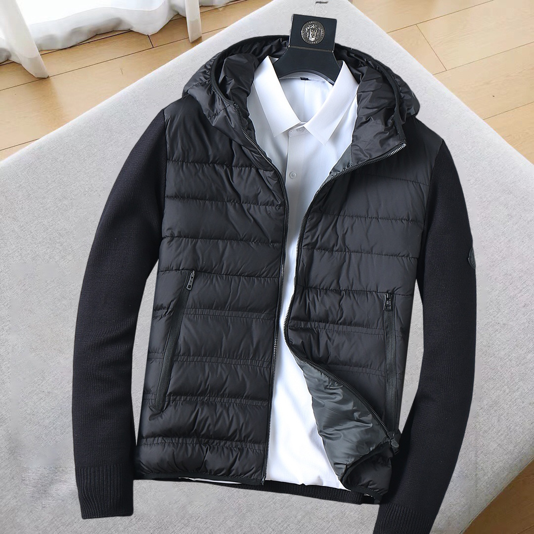 NO:685318,Mengkou's new 2025 autumn and winter down jacket. This is known as the most expensive down jacket in the world, all 90 down. With a classic logo combination, it is full of visual impact at first sight. It has better thermal insulation performance, is light and not heavy, and has good loft recovery after compression, and it can gather heat and lock in temperature!  Personalized color matching design, fresh and energetic!  There are too many versions circulating in the market. In addition to the different fabrics and workmanship, the biggest difference is that the filling is not goose down at all but feather silk or velvet, etc., and it is not easy to distinguish for those who don’t understand. In addition, the fabrics and workmanship are definitely not of the same level. In short, look for us and you will never go astray. All the exclusive full colors are purchased from genuine development. If you understand the quality of our down jackets, you can safely recommend it with your eyes closed. The three standards are complete!  Uniform series for men and women!  Size M-3XL. Maximum wear capacity is 195 pounds.,,Moncler,down jacket,19860909蒙口 2025秋冬新款羽绒服.这款号称羽绒服届最贵的,全部90绒的.带着经典的Logo组合搭配,第一眼看到就是满满的视觉冲击,保暖性能更出色,轻便不厚重,且压缩后的蓬松度恢复性好,聚热锁温！个性的拼色设计,清新有活力！市面流通的版本实在太多了,除了面料做工不同外,最大的区别就是填充物根本不是鹅绒而是羽丝或手感绒等等,而不懂的根本不容易区分.另外面料和做工也绝对不是一个级别,总之认准我们,让你绝对不跑偏,独家全色全部购入正版开发,懂我们家羽绒服质量的,完全可以放心闭眼推.三标齐全！男女同款系列！码数M-3XL.最大穿到195斤.,,Moncler,down jacket,,Men's clothing