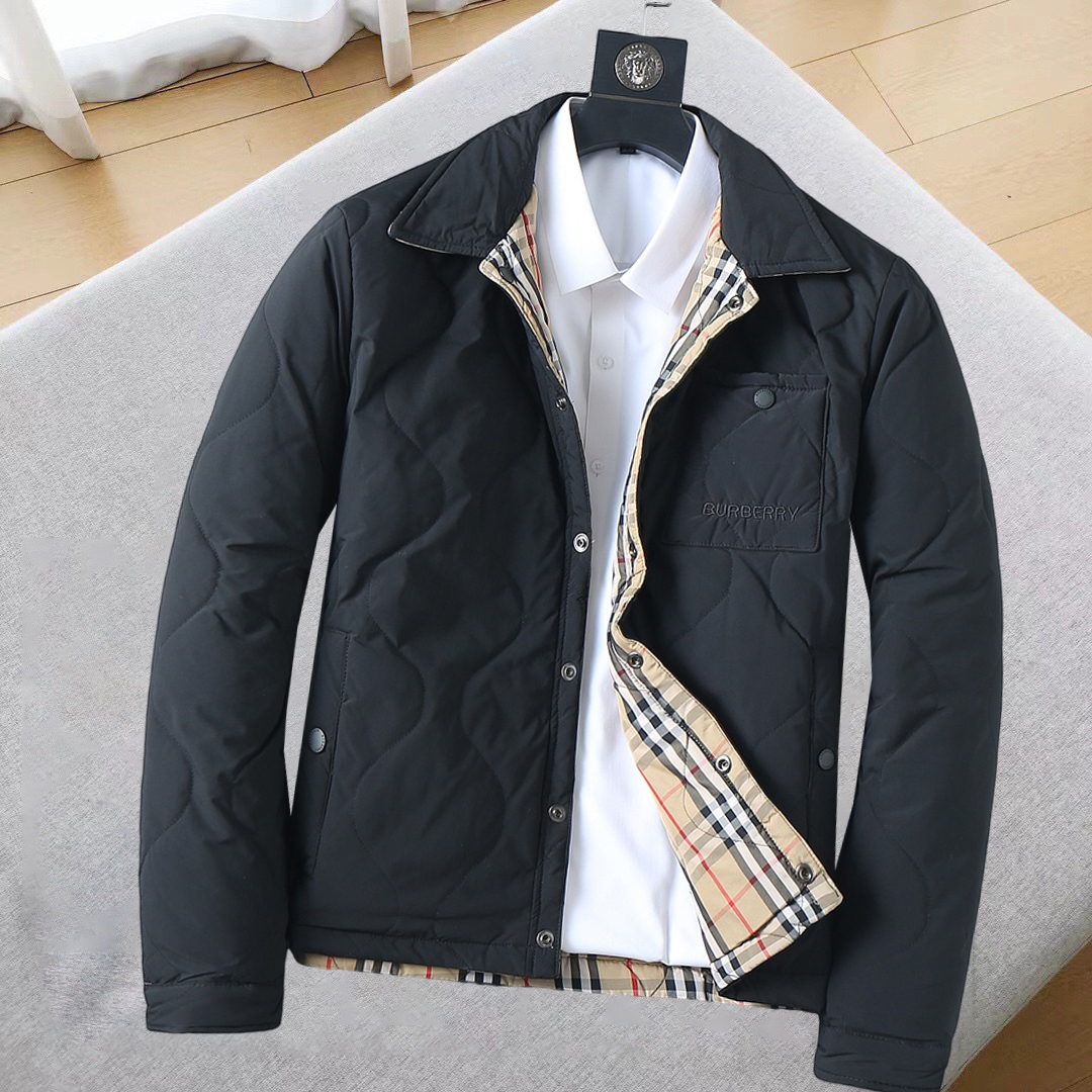 NO:685300,Burberry's new 2025ss winter down jacket with all three standards, the new product on the show is in perfect condition, comfortable and warm, the color is full and attractive, the design is very outstanding, it can easily enhance the fashion sense, the workmanship is extremely sophisticated and rigorous, and the wiring is neat and meticulous!  A masterpiece from a famous designer!  The upper body does not look bloated and is super handsome!  Available sizes M ~ XXXL,,burberry,jackets & coats,down jacket,19860909巴宝莉 三标齐全 2025ss冬季新款羽绒棉服外套,秀场新品品相非常完美,舒适保暖,色泽饱满诱人,非常出彩的设计,轻松将时髦感进阶,做工极为考究严谨,走线工整细致！大牌设计师巨作！上身不显臃肿、超级帅气！现货码数M ～ XXXL,,burberry,jackets & coats,down jacket,,Men's clothing