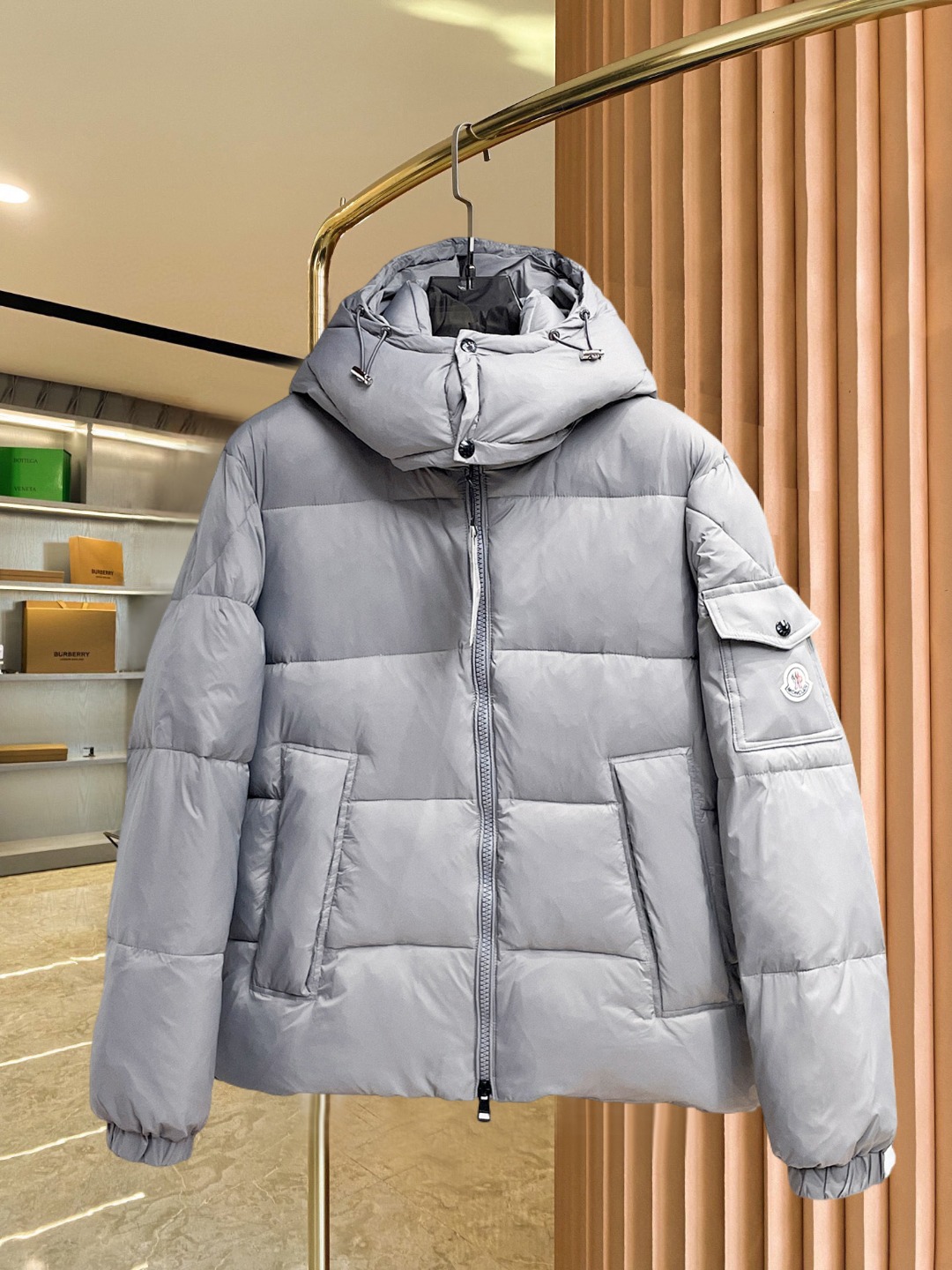 NO:690906,Mengkou 2025ss winter new fashion top down jacket is filled with imported down, the highest quality on the market, imported fabrics, the highest lining standards, no down, all accessories and hardware are custom-made from the original factory, 10 years of focus on clothing production, ensuring the smoothness of each piece of clothing, the Rolls-Royce of the down jacket industry, sizes M-L-XL-2XL-3XL,, Moncler, down jacket,19860909蒙口 2025ss冬季新品时尚顶级羽绒服 填充进口羽绒朵,市面最高品质,进口面料,里布最高标准,绝不跑绒,辅料五金全部原厂定做,10年专注服装生产,保证每件衣服的平整性,羽绒服界的劳斯莱斯 尺码M-L-XL-2XL-3XL,,Moncler,down jacket,,Men's clothing