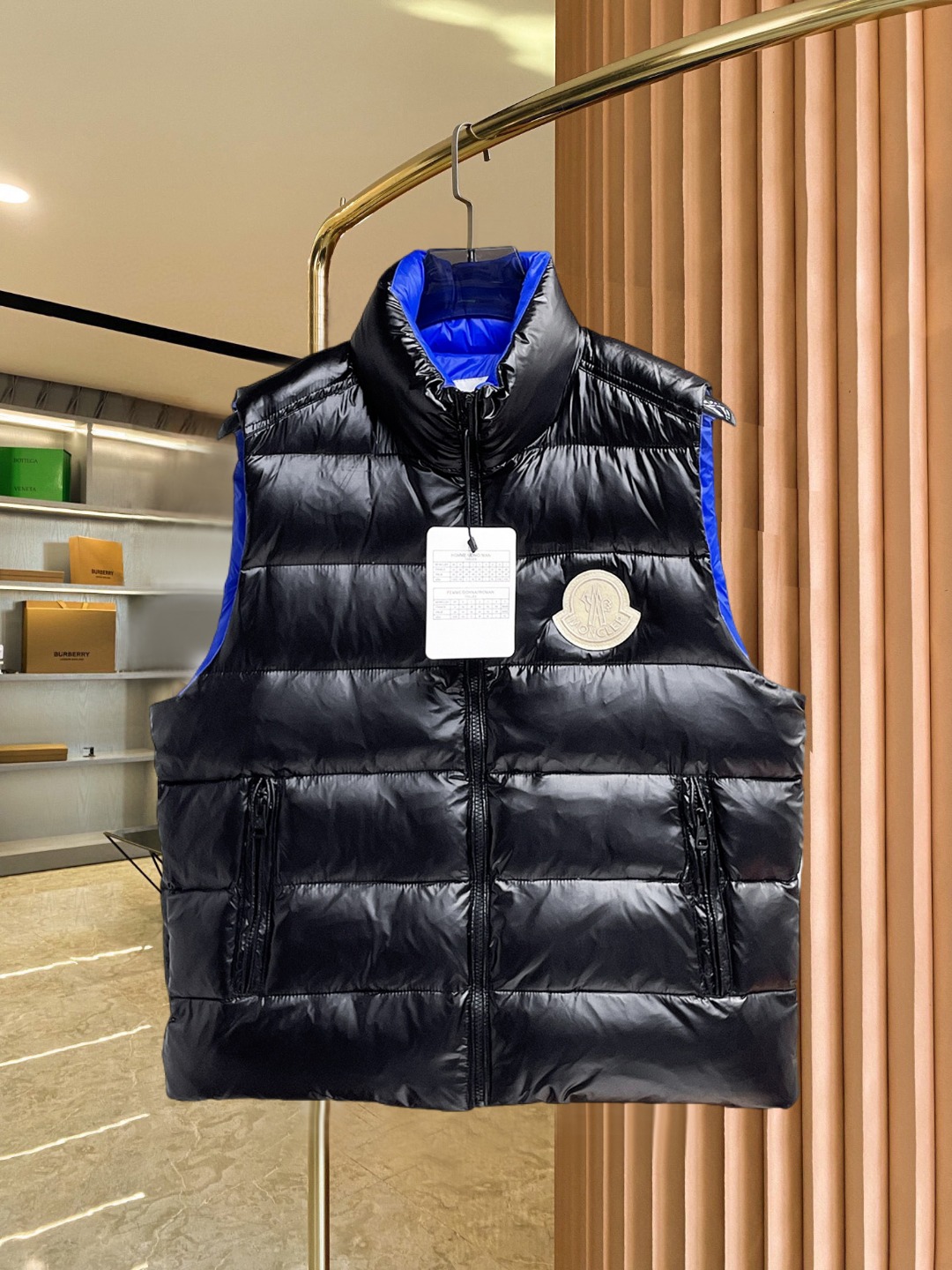 NO:690897,Mouthless 2025FW down vest, a must-have item for fashionistas!  Advanced customization: The highest standard 90 white goose down, the ingredients are tested, and the first-class thermal performance. Double-layer gallbladder cloth inside to ensure that the goose down will not drill out. Customized high-density waterproof nylon fabric. High-end texture and durability. The quality can reach the purchase level. Super versatile, the upper body effect is great!  Size M~3XL,,Moncler,down jacket,19860909蒙口 2025FW羽绒马甲 潮人必备单品！高级定制 最高标准90白鹅绒,成分支持检测,一流保暖性能.内里双层胆布,以保证鹅绒不会钻出,定制高密度防水尼龙面料.高端质感及耐用性.品质可达代购级别. 超级百搭,上身效果超赞！ 尺码M~3XL,,Moncler,down jacket,,Men's clothing