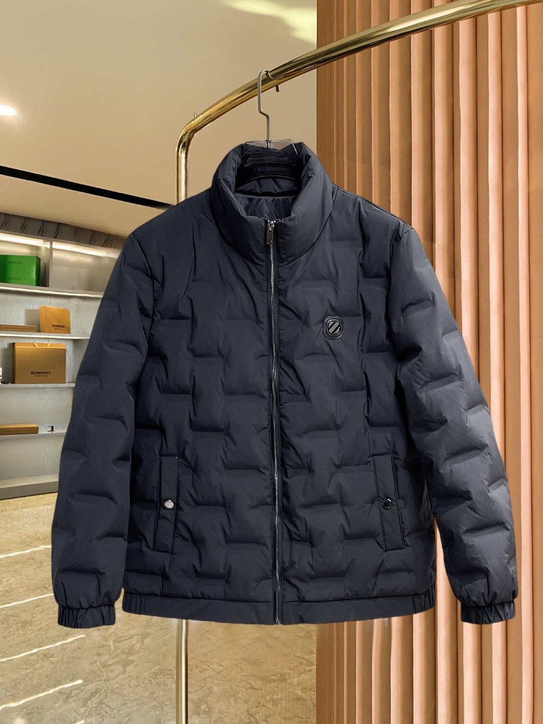 NO:690885,Zegna's 2025ss winter new fashion top down jacket is filled with imported down, the highest quality on the market, imported fabrics, the highest lining standards, never running down, all accessories and hardware are custom-made from the original factory, 10 years of focus on clothing production, ensuring the smoothness of each piece of clothing, the Rolls-Royce of the down jacket industry, sizes M-L-XL-2XL-3XL,,zegna,down jacket,19860909杰尼亚 2025ss冬季新品时尚顶级羽绒服 填充进口羽绒朵,市面最高品质,进口面料,里布最高标准,绝不跑绒,辅料五金全部原厂定做,10年专注服装生产,保证每件衣服的平整性,羽绒服界的劳斯莱斯 尺码M-L-XL-2XL-3XL,,zegna,down jacket,,Men's clothing