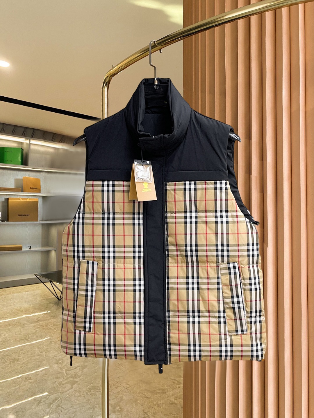 NO:690893,Burberry 2025FW down vest, a must-have item for fashionistas!  Advanced customization: The highest standard 90 white goose down, the ingredients are tested, and the first-class thermal performance. Double-layer gallbladder cloth inside to ensure that the goose down will not drill out. Customized high-density waterproof nylon fabric. High-end texture and durability. The quality can reach the purchase level. Super versatile, the upper body effect is great!  Size M~3XL,,burberry,down jacket,19860909巴宝莉 2025FW羽绒马甲 潮人必备单品！高级定制 最高标准90白鹅绒,成分支持检测,一流保暖性能.内里双层胆布,以保证鹅绒不会钻出,定制高密度防水尼龙面料.高端质感及耐用性.品质可达代购级别. 超级百搭,上身效果超赞！ 尺码M~3XL,,burberry,down jacket,,Men's clothing