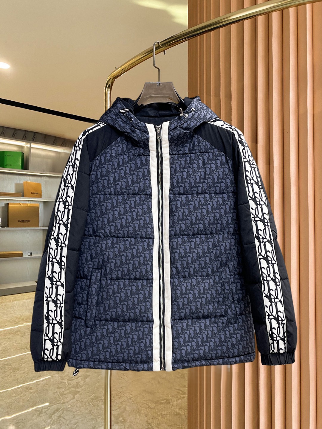 NO:690880,Dior's 2025ss new winter down jacket with complete three standards, the new product on the show is in perfect condition, comfortable and warm, the color is full and attractive, the design is very brilliant, it can easily enhance the fashion sense, the workmanship is extremely sophisticated and rigorous, and the wiring is neat and meticulous!  A masterpiece from a famous designer!  The upper body does not look bloated and is super handsome!  Available sizes M ~ XXXL,, dior, jackets & coats, down jacket,19860909迪奥 三标齐全 2025ss冬季新款羽绒棉服外套,秀场新品品相非常完美,舒适保暖,色泽饱满诱人,非常出彩的设计,轻松将时髦感进阶,做工极为考究严谨,走线工整细致！大牌设计师巨作！上身不显臃肿、超级帅气！现货码数M ～ XXXL,,dior,jackets & coats,down jacket,,Men's clothing