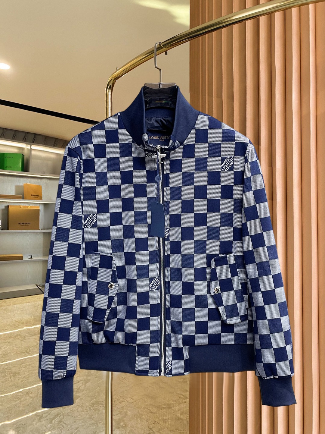 NO:690905,LV 2025 autumn new jacket, the new product on the show is in perfect condition, comfortable and warm, complete with three labels, full and attractive color, very outstanding design, easily upgrades the fashion sense, extremely sophisticated workmanship, neat and meticulous wiring!  A masterpiece from a famous designer!  The upper body does not look bloated and is super handsome!  Available size M ~ XXXL,,louis vuitton,jackets & coats,jackets & coats,19860909Lv 2025秋季新款夹克外套,秀场新品品相非常完美,舒适保暖,三标齐全色泽饱满诱人,非常出彩的设计,轻松将时髦感进阶,做工极为考究严谨,走线工整细致！大牌设计师巨作！上身不显臃肿、超级帅气！现货码数M ～ XXXL,,louis vuitton,jackets & coats,jackets & coats,,Men's clothing