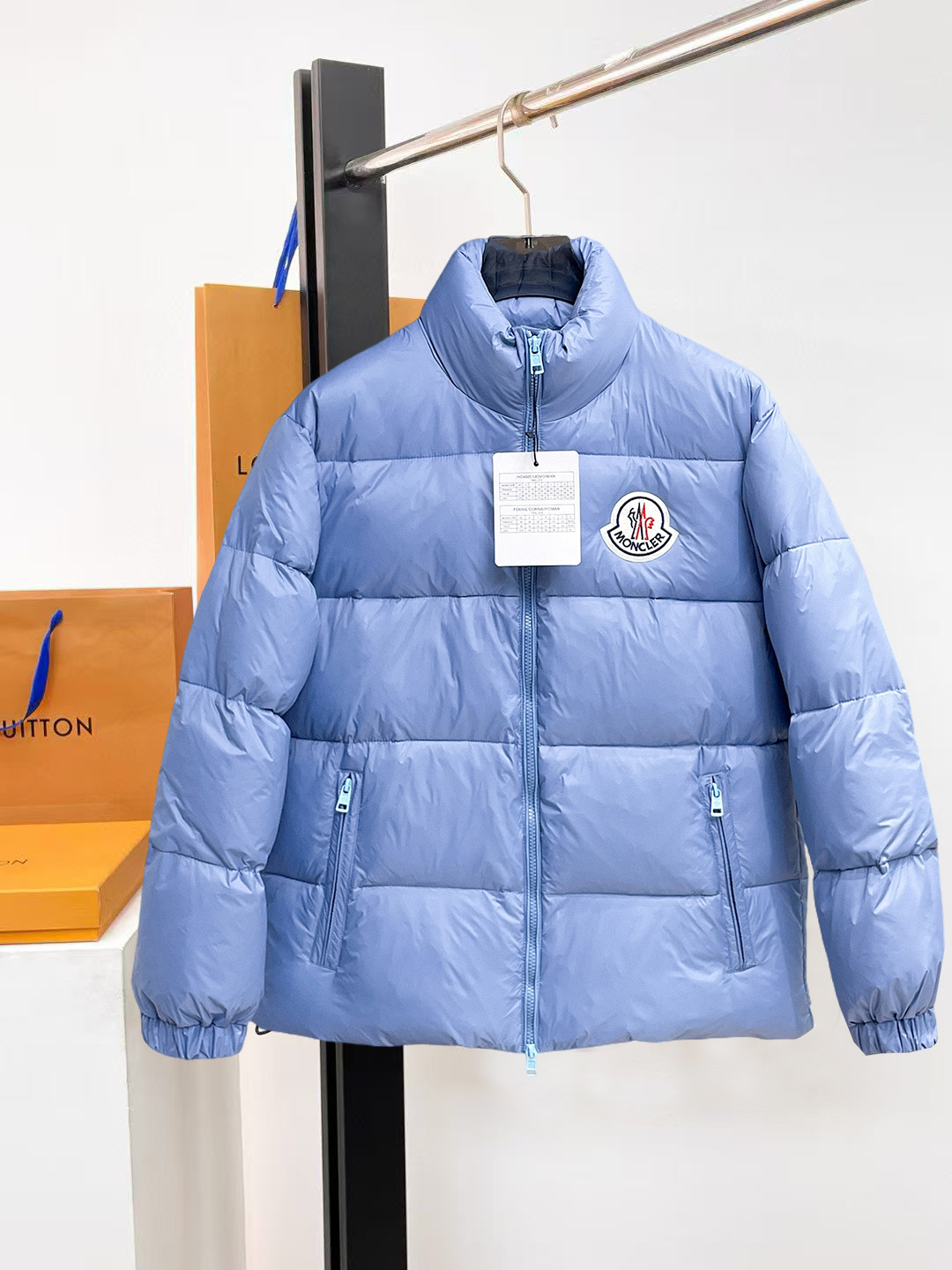 NO:654777,Mengkou 2025ss winter new fashion top down jacket is filled with imported down, the highest quality on the market, imported fabrics, the highest lining standards, no down, all accessories and hardware are custom-made from the original factory, 10 years of focus on clothing production, ensuring the smoothness of each piece of clothing, the Rolls Royce of the down jacket industry. Sizes M-L-XL-2XL-3XL,, Moncler, down jacket, alexander wang19860909蒙口 2025ss冬季新品时尚顶级羽绒服 填充进口羽绒朵,市面最高品质,进口面料,里布最高标准,绝不跑绒,辅料五金全部原厂定做,10年专注服装生产,保证每件衣服的平整性,羽绒服界的劳斯莱斯 尺码M-L-XL-2XL-3XL,,Moncler,down jacket,alexander wang,Men's clothing