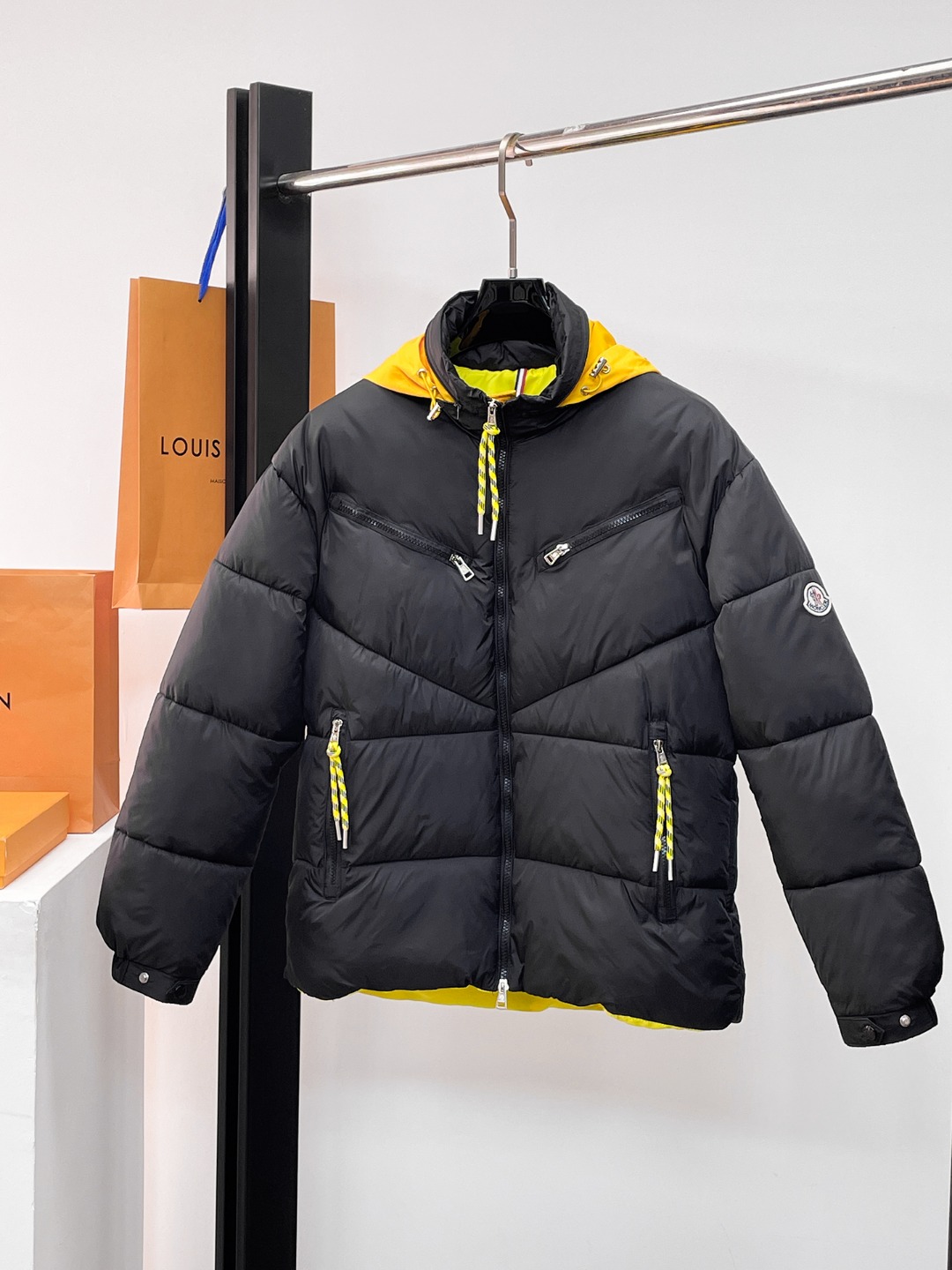 NO:654769,Mengkou, complete with three standards, 2025ss new winter down jacket and cotton jacket, the new product on the show is in perfect condition, comfortable and warm, the color is full and attractive, the design is very outstanding, it can easily enhance the sense of fashion, the workmanship is extremely sophisticated and rigorous, and the wiring is neat and meticulous!  A masterpiece from a famous designer!  The upper body does not look bloated and is super handsome!  Available sizes M ~ XXXL,,Moncler,jackets & coats,down jacket,alexander wang19860909蒙口 三标齐全 2025ss冬季新款羽绒棉服加棉外套,秀场新品品相非常完美,舒适保暖,色泽饱满诱人,非常出彩的设计,轻松将时髦感进阶,做工极为考究严谨,走线工整细致！大牌设计师巨作！上身不显臃肿、超级帅气！现货码数M ～ XXXL,,Moncler,jackets & coats,down jacket,alexander wang,Men's clothing