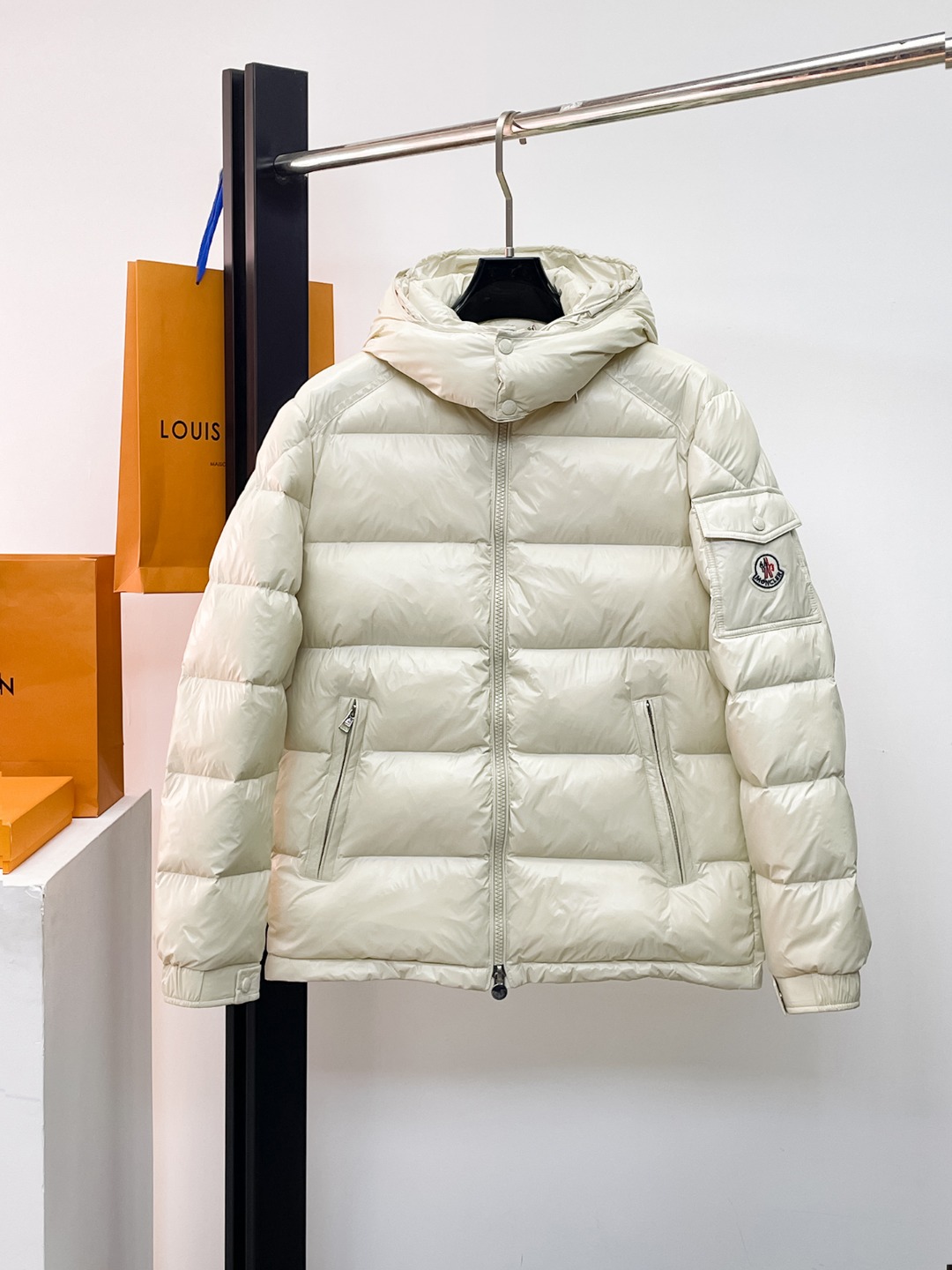 NO:654785,Mengkou 2025ss winter new fashion top down jacket is filled with imported down, the highest quality on the market, imported fabrics, the highest lining standards, no down, all accessories and hardware are custom-made from the original factory, 10 years of focus on clothing production, ensuring the smoothness of each piece of clothing, the Rolls Royce of the down jacket industry. Sizes M-L-XL-2XL-3XL,, Moncler, down jacket, alexander wang19860909蒙口 2025ss冬季新品时尚顶级羽绒服 填充进口羽绒朵,市面最高品质,进口面料,里布最高标准,绝不跑绒,辅料五金全部原厂定做,10年专注服装生产,保证每件衣服的平整性,羽绒服界的劳斯莱斯 尺码M-L-XL-2XL-3XL,,Moncler,down jacket,alexander wang,Men's clothing