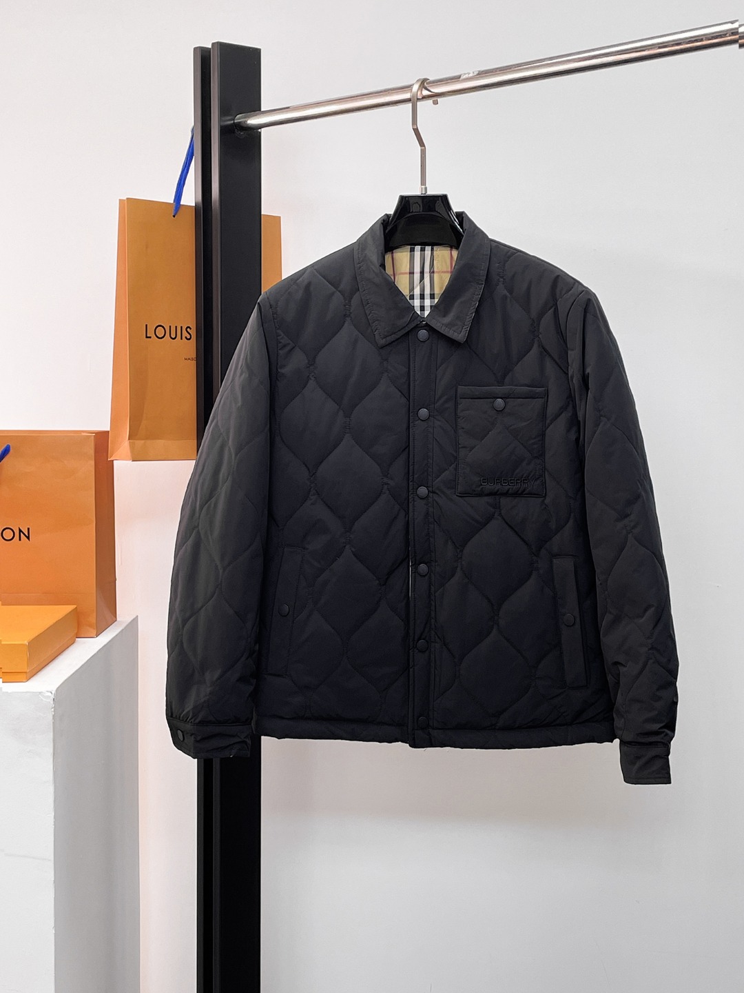 NO:654773,Burberry's 2025ss winter new down jacket and cotton jacket with all three standards, the new product on the show is in perfect condition, comfortable and warm, the color is full and attractive, the design is very brilliant, it can easily enhance the sense of fashion, the workmanship is extremely sophisticated and rigorous, and the wiring is neat and meticulous!  A masterpiece from a famous designer!  The upper body does not look bloated and is super handsome!  Available sizes M ~ XXXL,,burberry,jackets & coats,down jacket,alexander wang19860909巴宝莉 三标齐全 2025ss冬季新款羽绒棉服加棉外套,秀场新品品相非常完美,舒适保暖,色泽饱满诱人,非常出彩的设计,轻松将时髦感进阶,做工极为考究严谨,走线工整细致！大牌设计师巨作！上身不显臃肿、超级帅气！现货码数M ～ XXXL,,burberry,jackets & coats,down jacket,alexander wang,Men's clothing