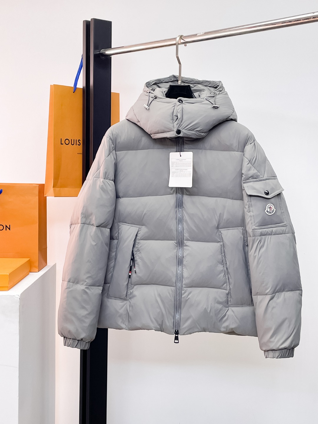 NO:654782,Mengkou's 2025ss winter new fashion top down jacket is filled with imported down, the highest quality on the market, imported fabrics, the highest lining standards, never running down, accessories and hardware are all custom-made from the original factory, 10 years of focus on clothing production, ensuring the smoothness of each piece of clothing, the Rolls Royce of the down jacket industry, sizes M-L-XL-2XL-3XL,, Moncler, down jacket, alexander wang19860909蒙口2025ss冬季新品时尚顶级羽绒服 填充进口羽绒朵,市面最高品质,进口面料,里布最高标准,绝不跑绒,辅料五金全部原厂定做,10年专注服装生产,保证每件衣服的平整性,羽绒服界的劳斯莱斯 尺码M-L-XL-2XL-3XL,,Moncler,down jacket,alexander wang,Men's clothing