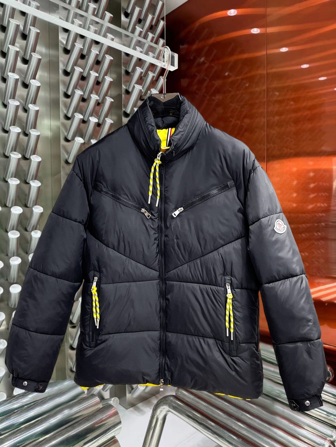 NO:691846,Support replacement after the year!  Mengkou, complete with three standards, 2025ss new winter down jacket, the new product in the show is in perfect condition, comfortable and warm, the color is full and attractive, the very outstanding design can easily enhance the fashion sense, the workmanship is extremely sophisticated and rigorous, and the wiring is neat and meticulous!  A masterpiece from a famous designer!  The upper body does not look bloated and is super handsome!  Available sizes M ~ XXXL,,Moncler,jackets & coats,down jacket,19860909支持年后退换！ 蒙口 三标齐全 2025ss冬季新款羽绒棉服外套,秀场新品品相非常完美,舒适保暖,色泽饱满诱人,非常出彩的设计,轻松将时髦感进阶,做工极为考究严谨,走线工整细致！大牌设计师巨作！上身不显臃肿、超级帅气！现货码数M ～ XXXL,,Moncler,jackets & coats,down jacket,,Men's clothing