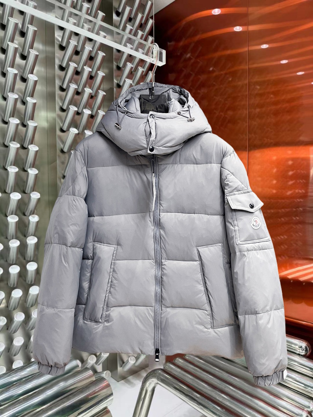 NO:691852,Support replacement after the year!  Mengkou's new 2025 autumn and winter down jacket. This is known as the most expensive down jacket in the world, all 90 down. With a classic logo combination, it is full of visual impact at first sight. It has better thermal insulation performance, is light and not heavy, and has good loft recovery after compression, and it can gather heat and lock in temperature!  Personalized color matching design, fresh and energetic!  There are too many versions circulating in the market. In addition to the different fabrics and workmanship, the biggest difference is that the filling is not goose down at all but feather silk or velvet, etc., and it is not easy to distinguish for those who don’t understand. In addition, the fabrics and workmanship are definitely not of the same level. In short, look for us and you will never go astray. All the exclusive full colors are purchased from genuine development. If you understand the quality of our down jackets, you can safely recommend it with your eyes closed. The three standards are complete!  Uniform series for men and women!  Size M-3XL. Maximum wear weight is 200 pounds, Moncler, down jacket,19860909支持年后退换！ 蒙口 2025秋冬新款羽绒服.这款号称羽绒服届最贵的,全部90绒的.带着经典的Logo组合搭配,第一眼看到就是满满的视觉冲击,保暖性能更出色,轻便不厚重,且压缩后的蓬松度恢复性好,聚热锁温！个性的拼色设计,清新有活力！市面流通的版本实在太多了,除了面料做工不同外,最大的区别就是填充物根本不是鹅绒而是羽丝或手感绒等等,而不懂的根本不容易区分.另外面料和做工也绝对不是一个级别,总之认准我们,让你绝对不跑偏,独家全色全部购入正版开发,懂我们家羽绒服质量的,完全可以放心闭眼推.三标齐全！男女同款系列！码数M-3XL.最大穿到200斤,,Moncler,down jacket,,Men's clothing