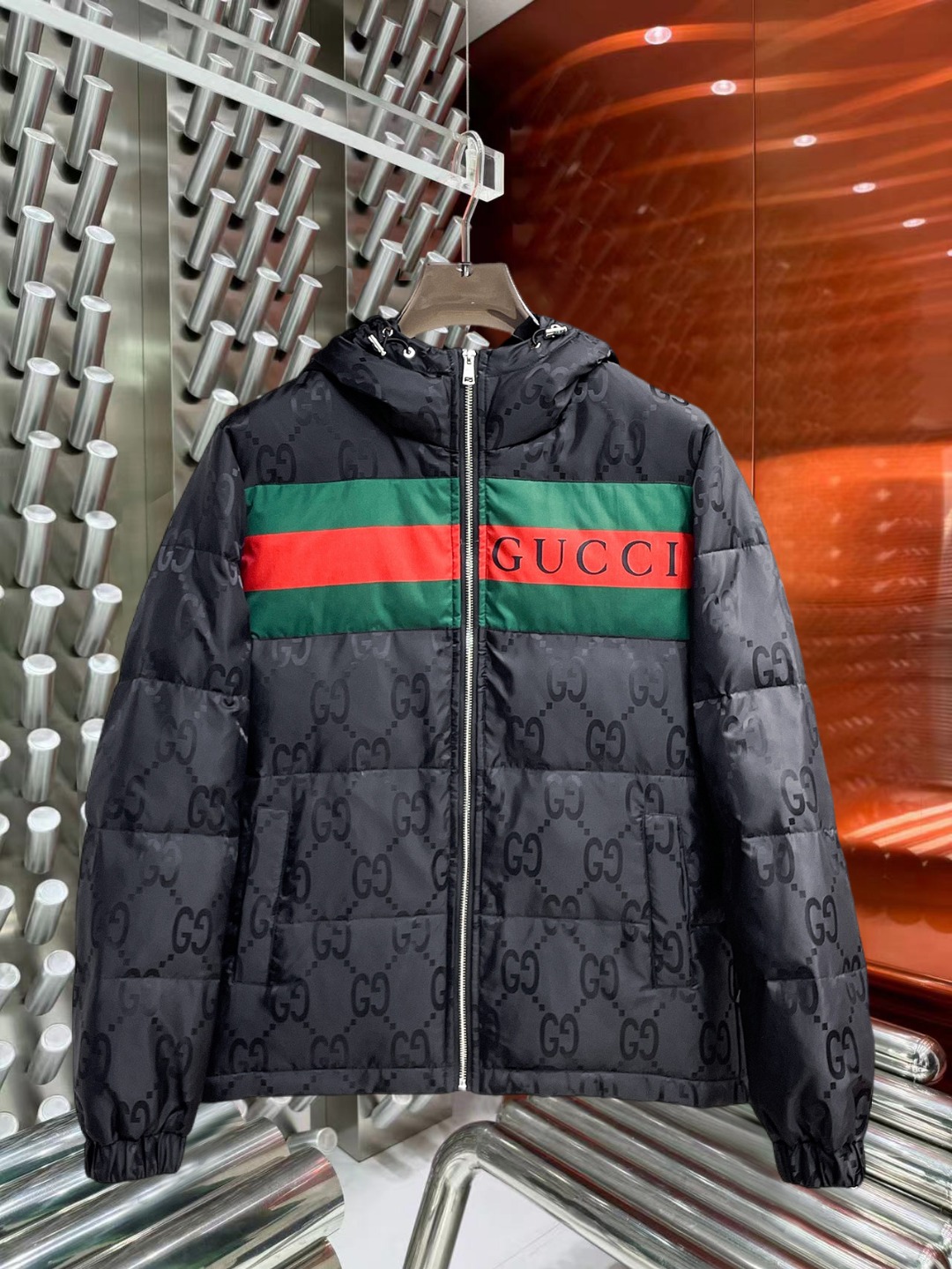 NO:691856,Support replacement after the year!  Gucci's new 2025 autumn and winter down jacket. This is known as the most expensive down jacket in the world, all 90 down. With a classic logo combination, it is full of visual impact at first sight. It has better thermal insulation performance, is light and not heavy, and has good loft recovery after compression, and it can gather heat and lock in temperature!  Personalized color matching design, fresh and energetic!  There are too many versions circulating in the market. In addition to the different fabrics and workmanship, the biggest difference is that the filling is not goose down at all but feather silk or velvet, etc., and it is not easy to distinguish for those who don’t understand. In addition, the fabrics and workmanship are definitely not of the same level. In short, look for us and you will never go astray. All the exclusive full colors are purchased from genuine development. If you understand the quality of our down jackets, you can safely recommend it with your eyes closed. The three standards are complete!  Uniform series for men and women!  Size M-3XL. Maximum weight can be worn up to 200 pounds, down jacket,19860909支持年后退换！ 古奇 2025秋冬新款羽绒服.这款号称羽绒服届最贵的,全部90绒的.带着经典的Logo组合搭配,第一眼看到就是满满的视觉冲击,保暖性能更出色,轻便不厚重,且压缩后的蓬松度恢复性好,聚热锁温！个性的拼色设计,清新有活力！市面流通的版本实在太多了,除了面料做工不同外,最大的区别就是填充物根本不是鹅绒而是羽丝或手感绒等等,而不懂的根本不容易区分.另外面料和做工也绝对不是一个级别,总之认准我们,让你绝对不跑偏,独家全色全部购入正版开发,懂我们家羽绒服质量的,完全可以放心闭眼推.三标齐全！男女同款系列！码数M-3XL.最大穿到200斤,,down jacket,,Men's clothing