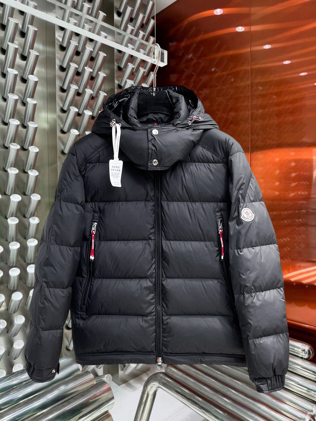 NO:691859,Support replacement after the year!  Mengkou's new 2025 autumn and winter down jacket. This is known as the most expensive down jacket in the world, all 90 down. With a classic logo combination, it is full of visual impact at first sight. It has better thermal insulation performance, is light and not heavy, and has good loft recovery after compression, and it can gather heat and lock in temperature!  Personalized color matching design, fresh and energetic!  There are too many versions circulating in the market. In addition to the different fabrics and workmanship, the biggest difference is that the filling is not goose down at all but feather silk or velvet, etc., and it is not easy to distinguish for those who don’t understand. In addition, the fabrics and workmanship are definitely not of the same level. In short, look for us and you will never go astray. All the exclusive full colors are purchased from genuine development. If you understand the quality of our down jackets, you can safely recommend it with your eyes closed. The three standards are complete!  Uniform series for men and women!  Size M-3XL. Maximum wear weight is 200 pounds, Moncler, down jacket,19860909支持年后退换！ 蒙口 2025秋冬新款羽绒服.这款号称羽绒服届最贵的,全部90绒的.带着经典的Logo组合搭配,第一眼看到就是满满的视觉冲击,保暖性能更出色,轻便不厚重,且压缩后的蓬松度恢复性好,聚热锁温！个性的拼色设计,清新有活力！市面流通的版本实在太多了,除了面料做工不同外,最大的区别就是填充物根本不是鹅绒而是羽丝或手感绒等等,而不懂的根本不容易区分.另外面料和做工也绝对不是一个级别,总之认准我们,让你绝对不跑偏,独家全色全部购入正版开发,懂我们家羽绒服质量的,完全可以放心闭眼推.三标齐全！男女同款系列！码数M-3XL.最大穿到200斤,,Moncler,down jacket,,Men's clothing
