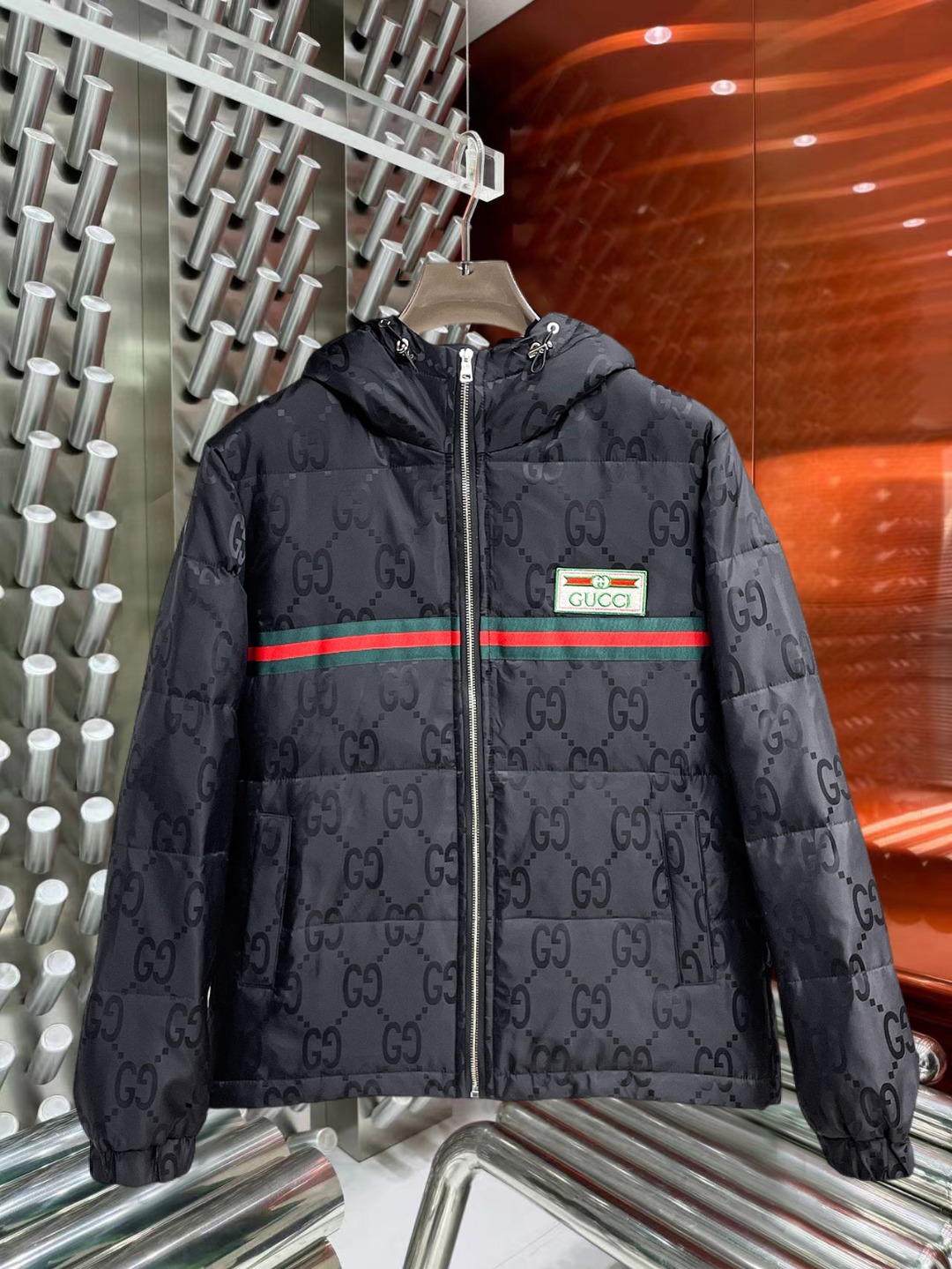 NO:691834,Support replacement after the year!  Gucci's new 2025 autumn and winter down jacket. This is known as the most expensive down jacket in the world, all 90 down. With a classic logo combination, it is full of visual impact at first sight. It has better thermal insulation performance, is light and not heavy, and has good loft recovery after compression, and it can gather heat and lock in temperature!  Personalized color matching design, fresh and energetic!  There are too many versions circulating in the market. In addition to the different fabrics and workmanship, the biggest difference is that the filling is not goose down at all but feather silk or velvet, etc., and it is not easy to distinguish for those who don’t understand. In addition, the fabrics and workmanship are definitely not of the same level. In short, look for us and you will never go astray. All the exclusive full colors are purchased from genuine development. If you understand the quality of our down jackets, you can safely recommend it with your eyes closed. The three standards are complete!  Uniform series for men and women!  Size M-3XL. Maximum weight can be worn up to 200 pounds, down jacket,19860909支持年后退换！ 古奇 2025秋冬新款羽绒服.这款号称羽绒服届最贵的,全部90绒的.带着经典的Logo组合搭配,第一眼看到就是满满的视觉冲击,保暖性能更出色,轻便不厚重,且压缩后的蓬松度恢复性好,聚热锁温！个性的拼色设计,清新有活力！市面流通的版本实在太多了,除了面料做工不同外,最大的区别就是填充物根本不是鹅绒而是羽丝或手感绒等等,而不懂的根本不容易区分.另外面料和做工也绝对不是一个级别,总之认准我们,让你绝对不跑偏,独家全色全部购入正版开发,懂我们家羽绒服质量的,完全可以放心闭眼推.三标齐全！男女同款系列！码数M-3XL.最大穿到200斤,,down jacket,,Men's clothing
