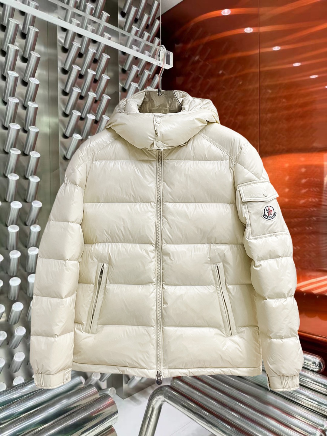 NO:691844,Support replacement after the year!  Mengkou's new 2025 autumn and winter down jacket. This is known as the most expensive down jacket in the world, all 90 down. With a classic logo combination, it is full of visual impact at first sight. It has better thermal insulation performance, is light and not heavy, and has good loft recovery after compression, and it can gather heat and lock in temperature!  Personalized color matching design, fresh and energetic!  There are too many versions circulating in the market. In addition to the different fabrics and workmanship, the biggest difference is that the filling is not goose down at all but feather silk or velvet, etc., and it is not easy to distinguish for those who don’t understand. In addition, the fabrics and workmanship are definitely not of the same level. In short, look for us and you will never go astray. All the exclusive full colors are purchased from genuine development. If you understand the quality of our down jackets, you can safely recommend it with your eyes closed. The three standards are complete!  Uniform series for men and women!  Size M-3XL. Maximum wear weight is 200 pounds, Moncler, down jacket,19860909支持年后退换！ 蒙口 2025秋冬新款羽绒服.这款号称羽绒服届最贵的,全部90绒的.带着经典的Logo组合搭配,第一眼看到就是满满的视觉冲击,保暖性能更出色,轻便不厚重,且压缩后的蓬松度恢复性好,聚热锁温！个性的拼色设计,清新有活力！市面流通的版本实在太多了,除了面料做工不同外,最大的区别就是填充物根本不是鹅绒而是羽丝或手感绒等等,而不懂的根本不容易区分.另外面料和做工也绝对不是一个级别,总之认准我们,让你绝对不跑偏,独家全色全部购入正版开发,懂我们家羽绒服质量的,完全可以放心闭眼推.三标齐全！男女同款系列！码数M-3XL.最大穿到200斤,,Moncler,down jacket,,Men's clothing