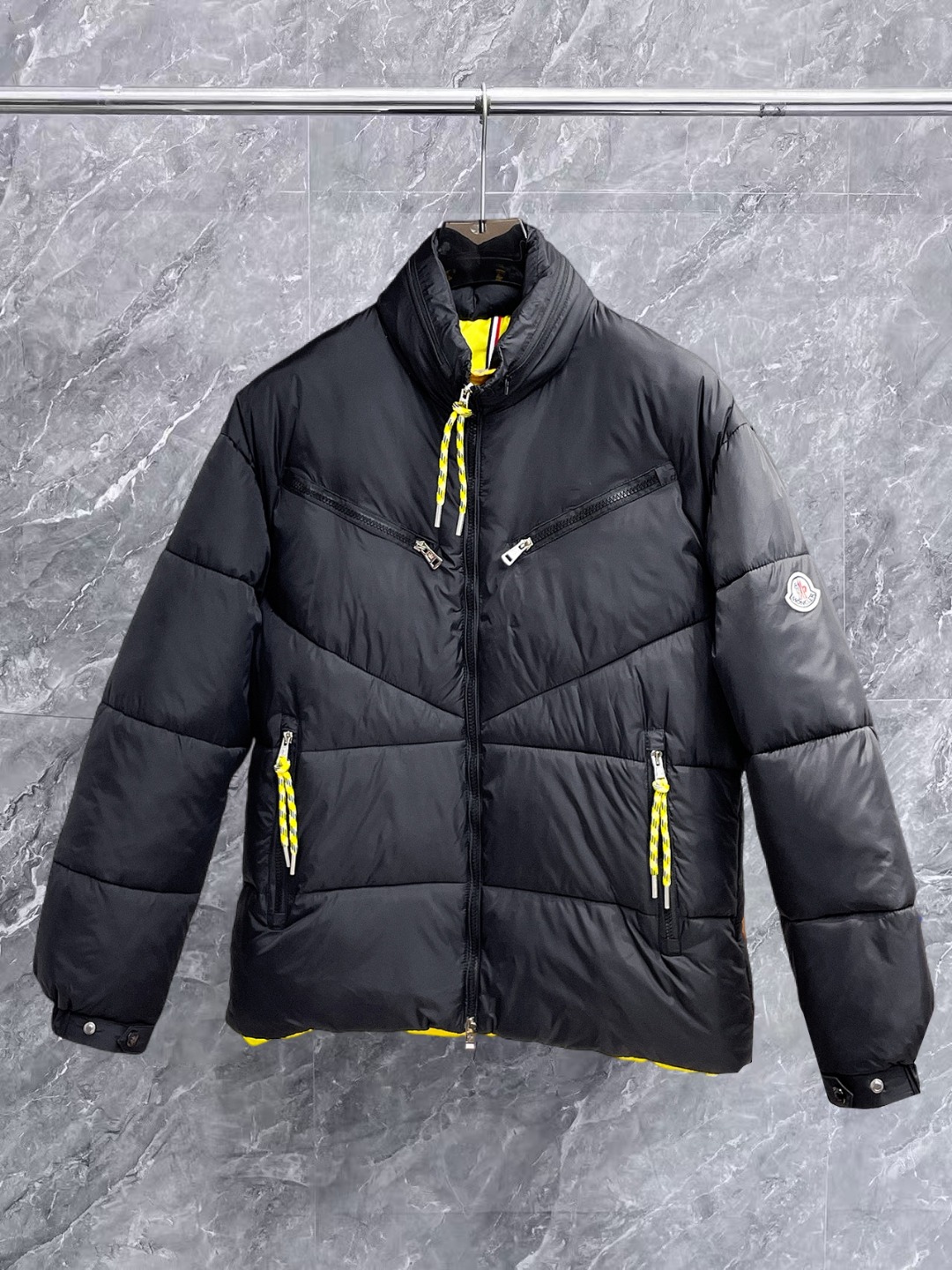 NO:657108,Mengkou, complete with three standards, 2025ss new winter down jacket, the new product in the show is in perfect condition, comfortable and warm, the color is full and attractive, the very outstanding design can easily enhance the fashion sense, the workmanship is extremely sophisticated and rigorous, and the wiring is neat and meticulous!  A masterpiece from a famous designer!  The upper body does not look bloated and is super handsome!  Available sizes M ~ XXXL,,Moncler,jackets & coats,down jacket,alexander wang19860909蒙口 三标齐全 2025ss冬季新款羽绒棉服外套,秀场新品品相非常完美,舒适保暖,色泽饱满诱人,非常出彩的设计,轻松将时髦感进阶,做工极为考究严谨,走线工整细致！大牌设计师巨作！上身不显臃肿、超级帅气！现货码数M ～ XXXL,,Moncler,jackets & coats,down jacket,alexander wang,Men's clothing