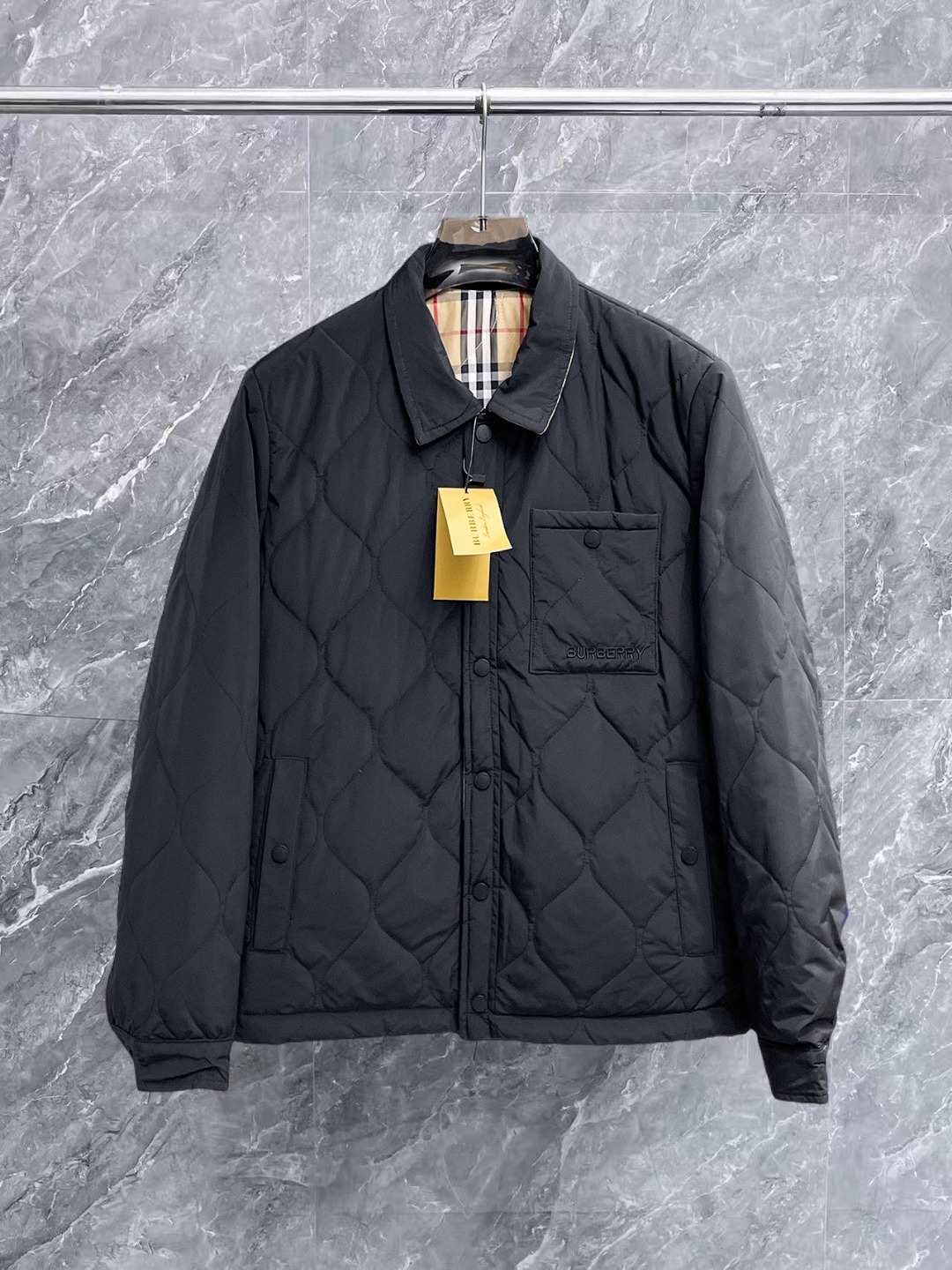 NO:657112,Burberry's new 2025ss winter down jacket with all three standards, the new product on the show is in perfect condition, comfortable and warm, the color is full and attractive, the design is very outstanding, it can easily enhance the fashion sense, the workmanship is extremely sophisticated and rigorous, and the wiring is neat and meticulous!  A masterpiece from a famous designer!  The upper body does not look bloated and is super handsome!  Available sizes M ~ XXXL,,burberry,jackets & coats,down jacket,alexander wang19860909巴宝莉 三标齐全 2025ss冬季新款羽绒棉服外套,秀场新品品相非常完美,舒适保暖,色泽饱满诱人,非常出彩的设计,轻松将时髦感进阶,做工极为考究严谨,走线工整细致！大牌设计师巨作！上身不显臃肿、超级帅气！现货码数M ～ XXXL,,burberry,jackets & coats,down jacket,alexander wang,Men's clothing