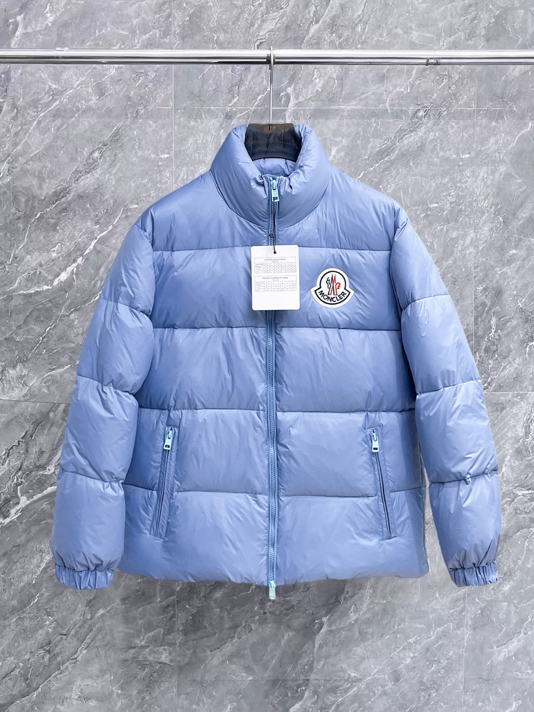 NO:657140,Mengkou's new 2025 autumn and winter down jacket. This is known as the most expensive down jacket in the world, all 90 down. With a classic logo combination, it is full of visual impact at first sight. It has better thermal insulation performance, is light and not heavy, and has good loft recovery after compression, and it can gather heat and lock in temperature!  Personalized color matching design, fresh and energetic!  There are too many versions circulating in the market. In addition to the different fabrics and workmanship, the biggest difference is that the filling is not goose down at all but feather silk or velvet, etc., and it is not easy to distinguish for those who don’t understand. In addition, the fabrics and workmanship are definitely not of the same level. In short, look for us and you will never go astray. All the exclusive full colors are purchased from genuine development. If you understand the quality of our down jackets, you can safely recommend it with your eyes closed. The three standards are complete!  Uniform series for men and women!  Size M-3XL. Can be worn up to 200 pounds, Moncler, down jacket, alexander wang19860909蒙口 2025秋冬新款羽绒服.这款号称羽绒服届最贵的,全部90绒的.带着经典的Logo组合搭配,第一眼看到就是满满的视觉冲击,保暖性能更出色,轻便不厚重,且压缩后的蓬松度恢复性好,聚热锁温！个性的拼色设计,清新有活力！市面流通的版本实在太多了,除了面料做工不同外,最大的区别就是填充物根本不是鹅绒而是羽丝或手感绒等等,而不懂的根本不容易区分.另外面料和做工也绝对不是一个级别,总之认准我们,让你绝对不跑偏,独家全色全部购入正版开发,懂我们家羽绒服质量的,完全可以放心闭眼推.三标齐全！男女同款系列！码数M-3XL.最大穿到200斤,,Moncler,down jacket,alexander wang,Men's clothing