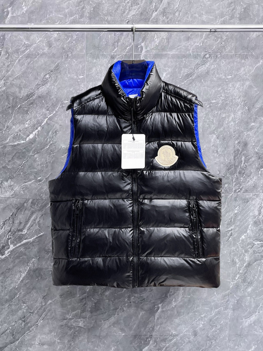 NO:657130,Men's Men's Down Vest, 2025 autumn and winter new model, an essential item in late autumn and early winter, 90% white duck down inside, imported jacquard fabric, first-class feel!  The lining is full of velvet, has high fluffiness, and has excellent warmth retention properties!  Color Black Size M-3XL,,Moncler,down jacket,alexander wang19860909蒙口 男士羽绒马甲,2025秋冬新款,秋末初冬季节必不可少的单品,内里90白鸭绒,客供进口提花面料,手感一流！内里充绒饱满蓬松度高,保暖性能超赞！ 颜色黑色 码数M-3XL,,Moncler,down jacket,alexander wang,Men's clothing