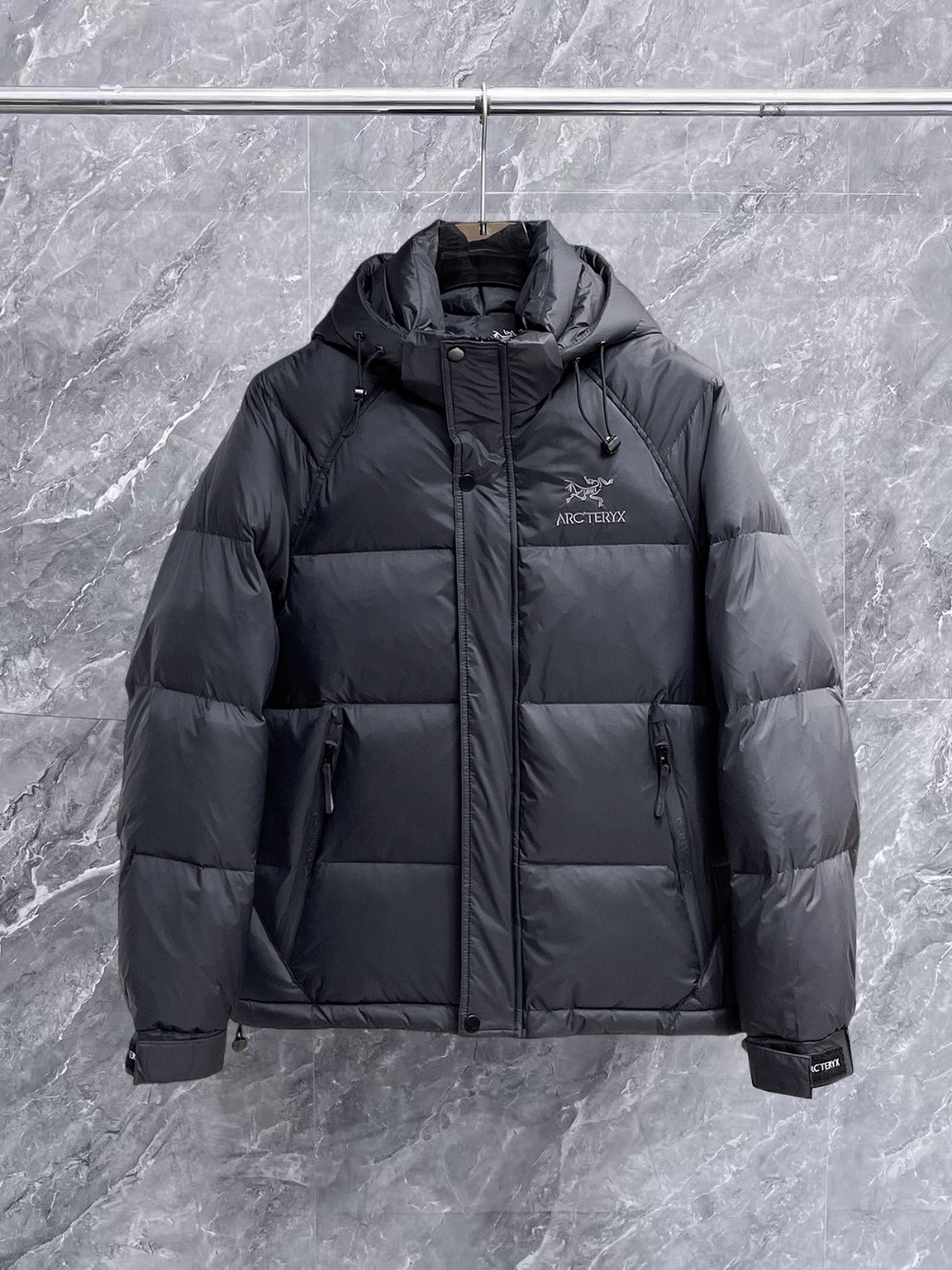 NO:657144,Arc'teryx's new 2025 autumn and winter down jacket. This is known as the most expensive down jacket in the world, all 90 down. With a classic logo combination, it is full of visual impact at first sight. It has better thermal insulation performance, is light and not heavy, and has good loft recovery after compression, and it can gather heat and lock in temperature!  Personalized color matching design, fresh and energetic!  There are too many versions circulating in the market. In addition to the different fabrics and workmanship, the biggest difference is that the filling is not goose down at all but feather silk or velvet, etc., and it is not easy to distinguish for those who don’t understand. In addition, the fabrics and workmanship are definitely not of the same level. In short, look for us and you will never go astray. All the exclusive full colors are purchased from genuine development. If you understand the quality of our down jackets, you can safely recommend it with your eyes closed. The three standards are complete!  Uniform series for men and women!  Size M-3XL. Can be worn up to 200 pounds, arc'teryx, down jacket, alexander wang19860909始祖鸟 2025秋冬新款羽绒服.这款号称羽绒服届最贵的,全部90绒的.带着经典的Logo组合搭配,第一眼看到就是满满的视觉冲击,保暖性能更出色,轻便不厚重,且压缩后的蓬松度恢复性好,聚热锁温！个性的拼色设计,清新有活力！市面流通的版本实在太多了,除了面料做工不同外,最大的区别就是填充物根本不是鹅绒而是羽丝或手感绒等等,而不懂的根本不容易区分.另外面料和做工也绝对不是一个级别,总之认准我们,让你绝对不跑偏,独家全色全部购入正版开发,懂我们家羽绒服质量的,完全可以放心闭眼推.三标齐全！男女同款系列！码数M-3XL.最大穿到200斤,arc'teryx,down jacket,alexander wang,Men's clothing