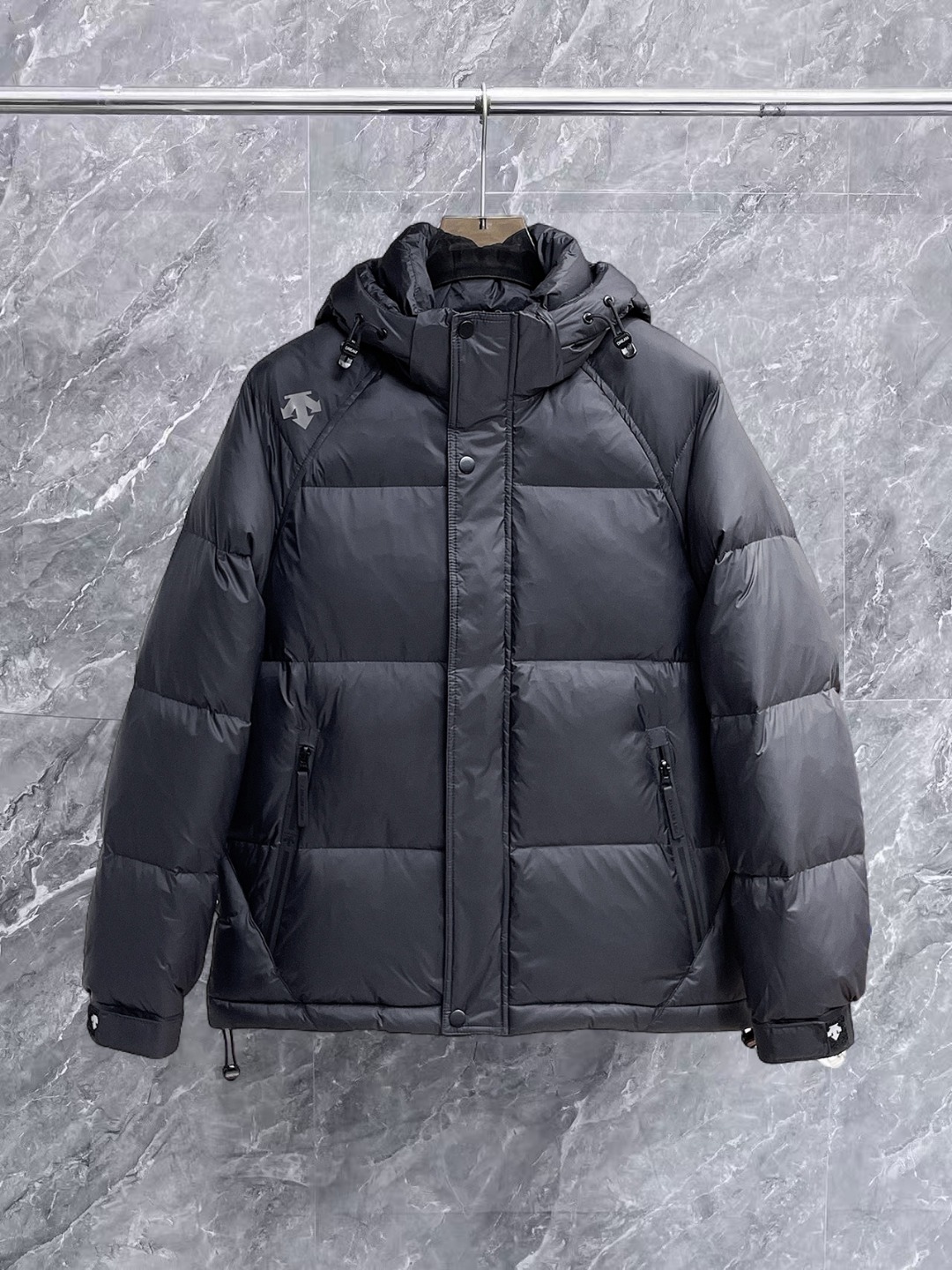 NO:657149,Descente's new 2025 autumn and winter down jacket. This is known as the most expensive down jacket in the world, all 90 down. With a classic logo combination, it is full of visual impact at first sight. It has better thermal insulation performance, is light and not heavy, and has good loft recovery after compression, and it can gather heat and lock in temperature!  Personalized color matching design, fresh and energetic!  There are too many versions circulating in the market. In addition to the different fabrics and workmanship, the biggest difference is that the filling is not goose down at all but feather silk or velvet, etc., and it is not easy to distinguish for those who don’t understand. In addition, the fabrics and workmanship are definitely not of the same level. In short, look for us and you will never go astray. All the exclusive full colors are purchased from genuine development. If you understand the quality of our down jackets, you can safely recommend it with your eyes closed. The three standards are complete!  Uniform series for men and women!  Size M-3XL. Can be worn up to 200 pounds,,down jacket,alexander wang19860909迪桑特 2025秋冬新款羽绒服.这款号称羽绒服届最贵的,全部90绒的.带着经典的Logo组合搭配,第一眼看到就是满满的视觉冲击,保暖性能更出色,轻便不厚重,且压缩后的蓬松度恢复性好,聚热锁温！个性的拼色设计,清新有活力！市面流通的版本实在太多了,除了面料做工不同外,最大的区别就是填充物根本不是鹅绒而是羽丝或手感绒等等,而不懂的根本不容易区分.另外面料和做工也绝对不是一个级别,总之认准我们,让你绝对不跑偏,独家全色全部购入正版开发,懂我们家羽绒服质量的,完全可以放心闭眼推.三标齐全！男女同款系列！码数M-3XL.最大穿到200斤,,down jacket,alexander wang,Men's clothing