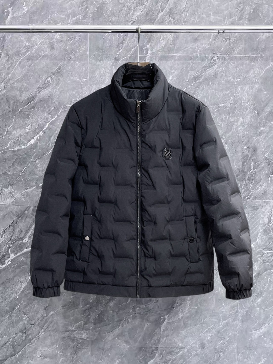 NO:657154,Ermenegildo Zegna's new 2025 autumn and winter down jacket. This is known as the most expensive down jacket in the world, with 90 down in total. With a classic logo combination, it is full of visual impact at first sight. It has better thermal insulation performance, is light and not heavy, and has good loft recovery after compression, and it can gather heat and lock in temperature!  Personalized color matching design, fresh and energetic!  There are too many versions circulating in the market. In addition to the different fabrics and workmanship, the biggest difference is that the filling is not goose down at all but feather silk or velvet, etc., and it is not easy to distinguish for those who don’t understand. In addition, the fabrics and workmanship are definitely not of the same level. In short, look for us and you will never go astray. All the exclusive full colors are purchased from genuine development. If you understand the quality of our down jackets, you can safely recommend it with your eyes closed. The three standards are complete!  Uniform series for men and women!  Size M-3XL. Can be worn up to 200 pounds,,zegna,down jacket,alexander wang19860909杰尼亚 2025秋冬新款羽绒服.这款号称羽绒服届最贵的,全部90绒的.带着经典的Logo组合搭配,第一眼看到就是满满的视觉冲击,保暖性能更出色,轻便不厚重,且压缩后的蓬松度恢复性好,聚热锁温！个性的拼色设计,清新有活力！市面流通的版本实在太多了,除了面料做工不同外,最大的区别就是填充物根本不是鹅绒而是羽丝或手感绒等等,而不懂的根本不容易区分.另外面料和做工也绝对不是一个级别,总之认准我们,让你绝对不跑偏,独家全色全部购入正版开发,懂我们家羽绒服质量的,完全可以放心闭眼推.三标齐全！男女同款系列！码数M-3XL.最大穿到200斤,,zegna,down jacket,alexander wang,Men's clothing