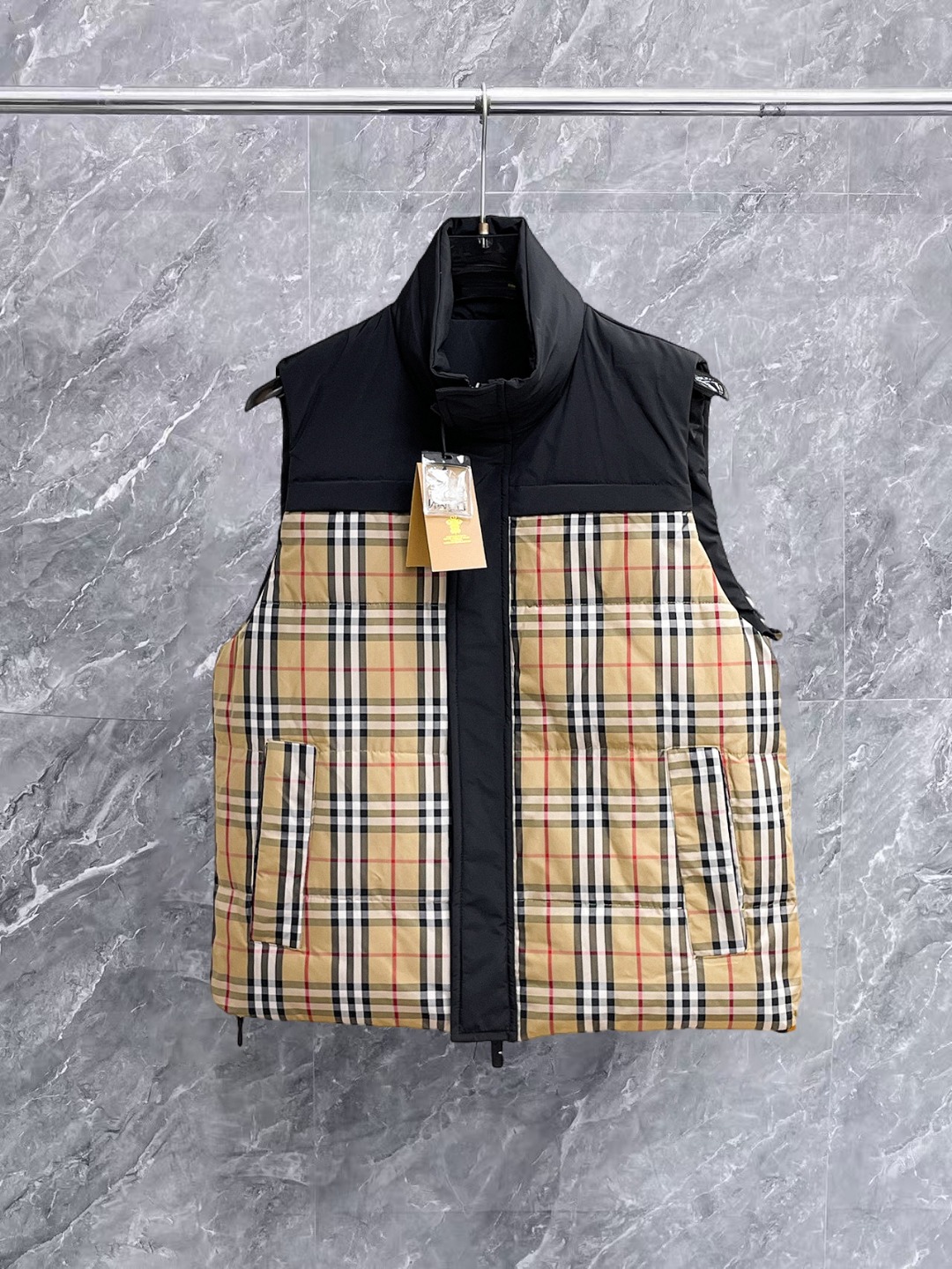 NO:657125,Burberry men's down vest, 2025 autumn and winter new style, an essential item in late autumn and early winter, 90% white duck down inside, imported jacquard fabric, first-class feel!  The lining is full of velvet, has high fluffiness, and has excellent warmth retention properties!  Color Black Size M-3XL,,burberry,down jacket,alexander wang19860909巴宝莉 男士羽绒马甲,2025秋冬新款,秋末初冬季节必不可少的单品,内里90白鸭绒,客供进口提花面料,手感一流！内里充绒饱满蓬松度高,保暖性能超赞！ 颜色黑色 码数M-3XL,,burberry,down jacket,alexander wang,Men's clothing