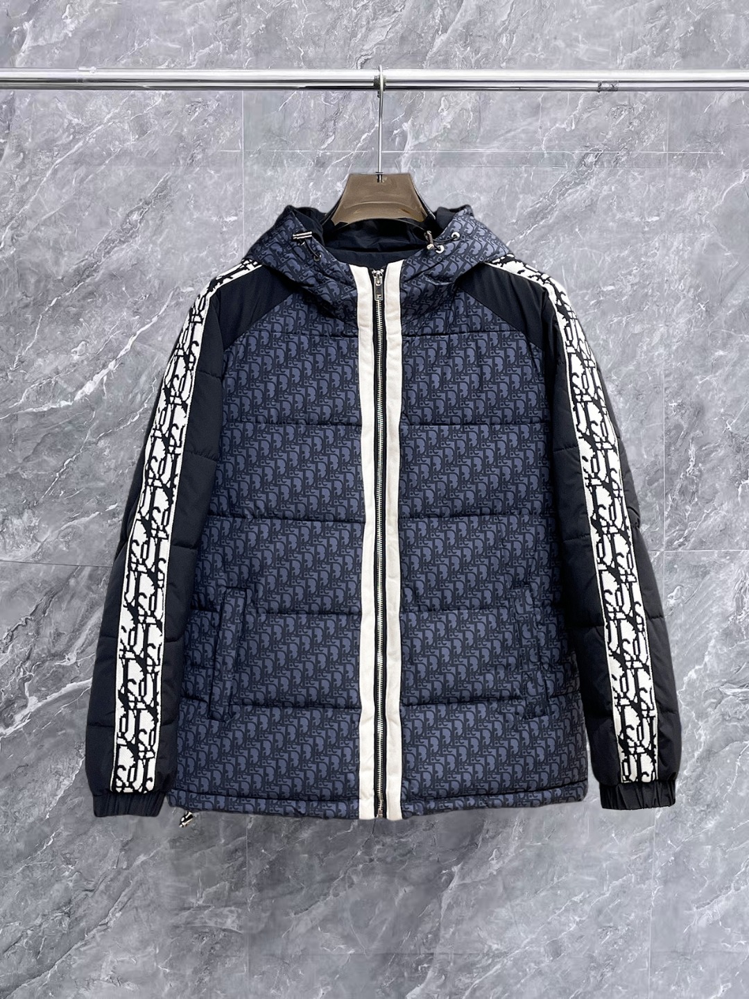 NO:657116,Dior's 2025ss new winter down jacket with complete three standards, the new product on the show is in perfect condition, comfortable and warm, the color is full and attractive, the design is very brilliant, it can easily enhance the fashion sense, the workmanship is extremely sophisticated and rigorous, and the wiring is neat and meticulous!  A masterpiece from a famous designer!  The upper body does not look bloated and is super handsome!  Available sizes M ~ XXXL,,dior,jackets & coats,down jacket,alexander wang19860909迪奥 三标齐全 2025ss冬季新款羽绒棉服外套,秀场新品品相非常完美,舒适保暖,色泽饱满诱人,非常出彩的设计,轻松将时髦感进阶,做工极为考究严谨,走线工整细致！大牌设计师巨作！上身不显臃肿、超级帅气！现货码数M ～ XXXL,,dior,jackets & coats,down jacket,alexander wang,Men's clothing