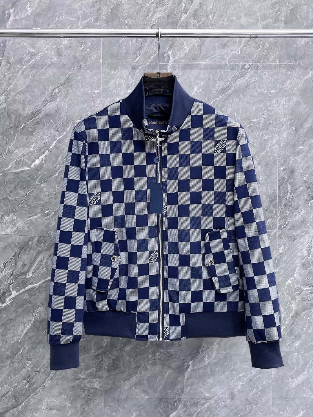 NO:657120,LV 2025 new autumn jacket, the new product on the show is in perfect condition, comfortable and warm, complete with three labels, full and attractive colors, very outstanding design, easily upgrades the fashion sense, extremely sophisticated and rigorous workmanship, neat and meticulous wiring!  A masterpiece from a famous designer!  The upper body does not look bloated and is super handsome!  Available sizes M ~ XXXL,,louis vuitton,jackets & coats,jackets & coats,alexander wang19860909LV 2025秋季新款夹克外套,秀场新品品相非常完美,舒适保暖,三标齐全色泽饱满诱人,非常出彩的设计,轻松将时髦感进阶,做工极为考究严谨,走线工整细致！大牌设计师巨作！上身不显臃肿、超级帅气！现货码数M ～ XXXL,,louis vuitton,jackets & coats,jackets & coats,alexander wang,Men's clothing