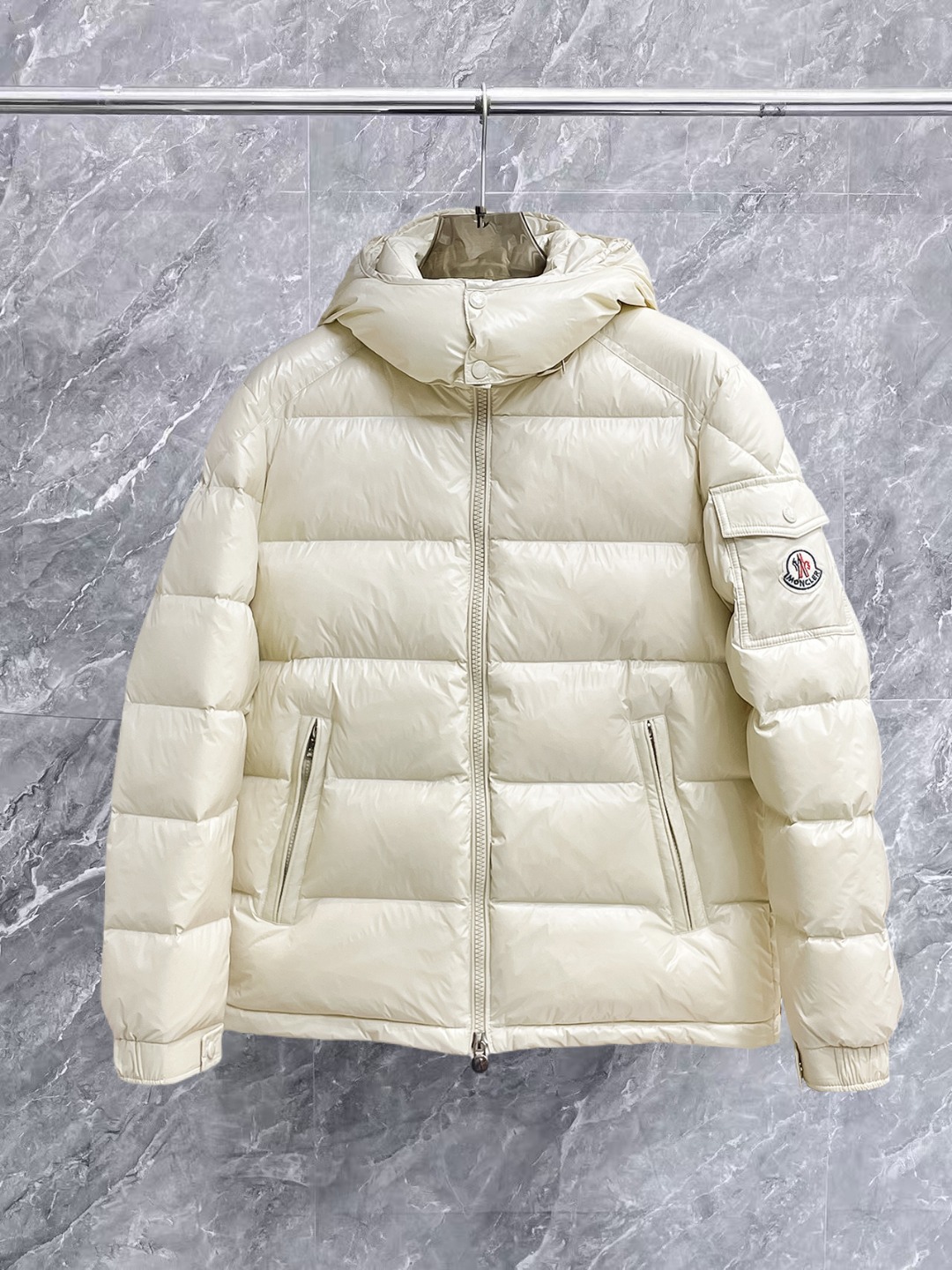 NO:657121,Mengkou's new 2025 autumn and winter down jacket. This is known as the most expensive down jacket in the industry, all 90 down. With a classic logo combination, it is full of visual impact at first sight. It has better thermal insulation performance, is light and not heavy, and has good loft recovery after compression, and it can gather heat and lock in temperature!  Personalized color matching design, fresh and energetic!  There are too many versions circulating in the market. In addition to the different fabrics and workmanship, the biggest difference is that the filling is not goose down at all but feather silk or velvet, etc., and it is not easy to distinguish for those who don’t understand. In addition, the fabrics and workmanship are definitely not of the same level. In short, look for us and you will never go astray. All the exclusive full colors are purchased from genuine development. If you understand the quality of our down jackets, you can safely recommend it with your eyes closed. The three standards are complete!  Uniform series for men and women!  Size M-3XL. Can be worn up to 200 pounds, Moncler, down jacket, alexander wang19860909蒙口2025秋冬新款羽绒服.这款号称羽绒服届最贵的,全部90绒的.带着经典的Logo组合搭配,第一眼看到就是满满的视觉冲击,保暖性能更出色,轻便不厚重,且压缩后的蓬松度恢复性好,聚热锁温！个性的拼色设计,清新有活力！市面流通的版本实在太多了,除了面料做工不同外,最大的区别就是填充物根本不是鹅绒而是羽丝或手感绒等等,而不懂的根本不容易区分.另外面料和做工也绝对不是一个级别,总之认准我们,让你绝对不跑偏,独家全色全部购入正版开发,懂我们家羽绒服质量的,完全可以放心闭眼推.三标齐全！男女同款系列！码数M-3XL.最大穿到200斤,,Moncler,down jacket,alexander wang,Men's clothing