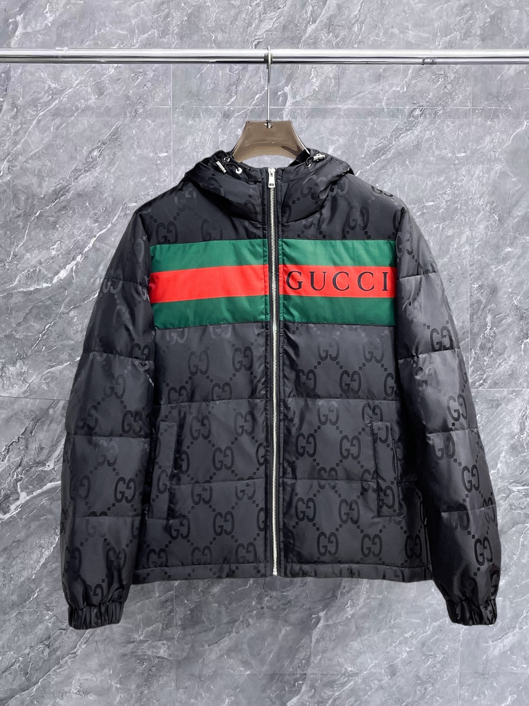 NO:657164,Gucci's new 2025 autumn and winter down jacket. This is known as the most expensive down jacket in the world, all 90 down. With a classic logo combination, it is full of visual impact at first sight. It has better thermal insulation performance, is light and not heavy, and has good loft recovery after compression, and it can gather heat and lock in temperature!  Personalized color matching design, fresh and energetic!  There are too many versions circulating in the market. In addition to the different fabrics and workmanship, the biggest difference is that the filling is not goose down at all but feather silk or velvet, etc., and it is not easy to distinguish for those who don’t understand. In addition, the fabrics and workmanship are definitely not of the same level. In short, look for us and you will never go astray. All the exclusive full colors are purchased from genuine development. If you understand the quality of our down jackets, you can safely recommend it with your eyes closed. The three standards are complete!  Uniform series for men and women!  Size M-3XL. Can be worn up to 200 pounds,,down jacket,alexander wang19860909古奇 2025秋冬新款羽绒服.这款号称羽绒服届最贵的,全部90绒的.带着经典的Logo组合搭配,第一眼看到就是满满的视觉冲击,保暖性能更出色,轻便不厚重,且压缩后的蓬松度恢复性好,聚热锁温！个性的拼色设计,清新有活力！市面流通的版本实在太多了,除了面料做工不同外,最大的区别就是填充物根本不是鹅绒而是羽丝或手感绒等等,而不懂的根本不容易区分.另外面料和做工也绝对不是一个级别,总之认准我们,让你绝对不跑偏,独家全色全部购入正版开发,懂我们家羽绒服质量的,完全可以放心闭眼推.三标齐全！男女同款系列！码数M-3XL.最大穿到200斤,,down jacket,alexander wang,Men's clothing